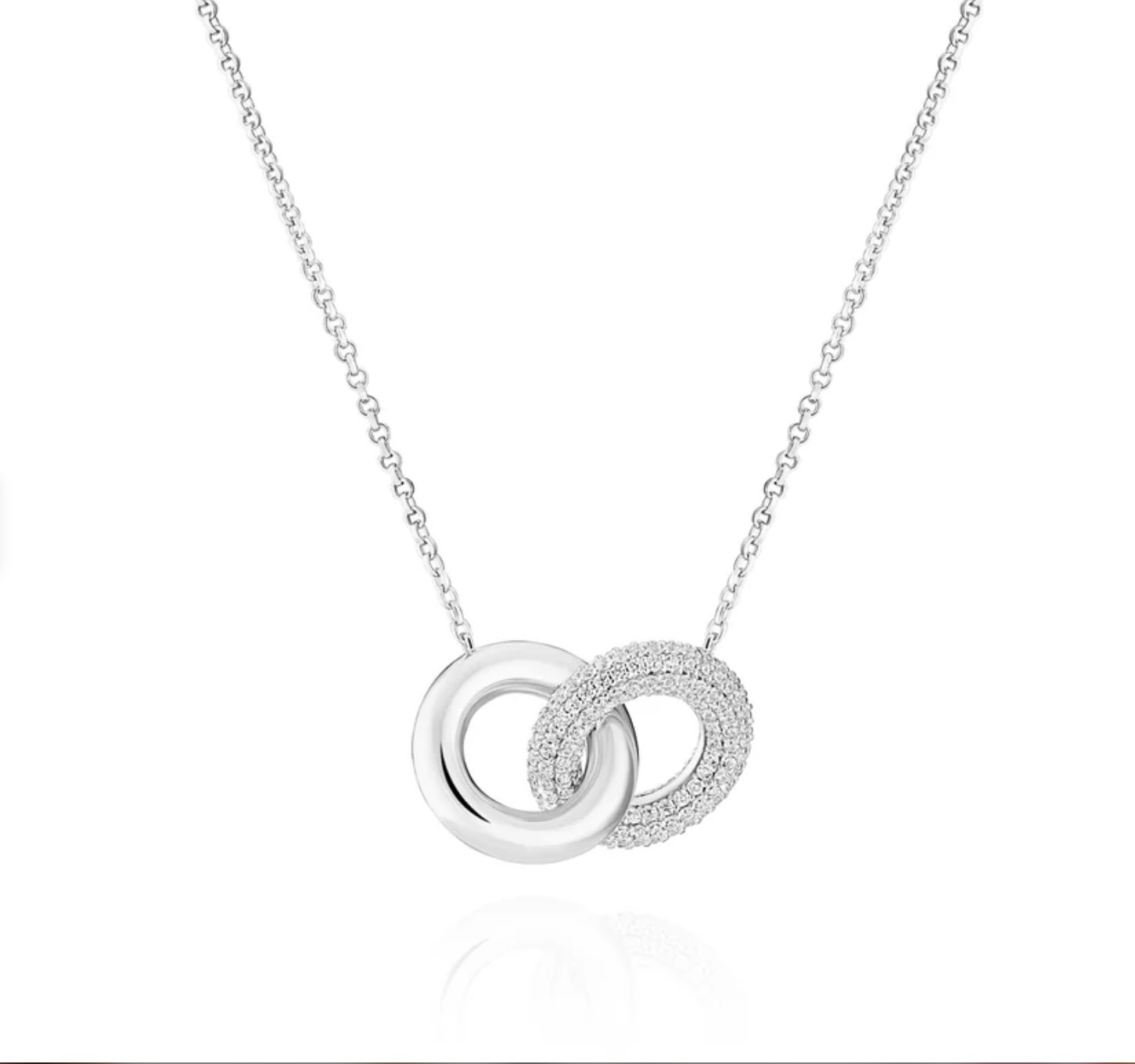 Halsketting van 925 sterling zilver met rhodiumlaag, gepolijst oppervlak en bezet met facetgeslepen witte zirkonia.

Afmetingen van de halsketting: diameter 14,5 mm, dikte 3,3 mm, kettinglengte tot 45 cm - verstelbaar.