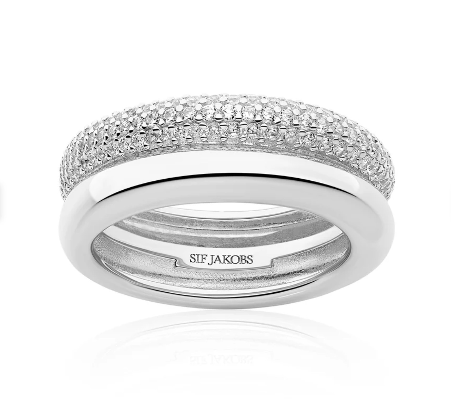 Ring gemaakt van 925 sterling zilver met rhodiumlaag, gepolijst oppervlak en bezet met facetgeslepen witte zirkonia.

Afmetingen ring: breedte 8 mm, dikte 2,5 mm.