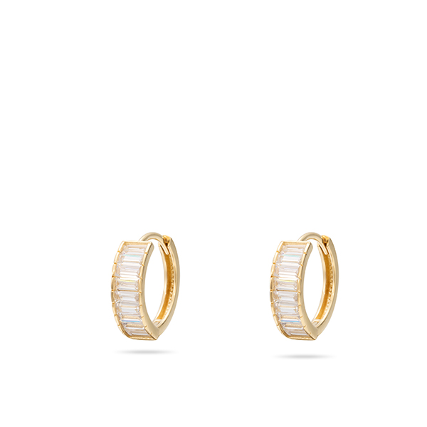 De SWING JEWELS OORBELLEN EMDC01-2127 zijn prachtige creolen van goud, verfraaid met glanzende zirkonia's. Ze hebben geen extra glanslaag, wat hun natuurlijke schoonheid benadrukt. Perfect voor zowel dagelijkse gelegenheden als feestelijke evenementen. Draag ze om een subtiele maar verfijnde elegantie aan je outfit toe te voegen. Ideaal voor elke sieradenliefhebber die houdt van tijdloze charme.