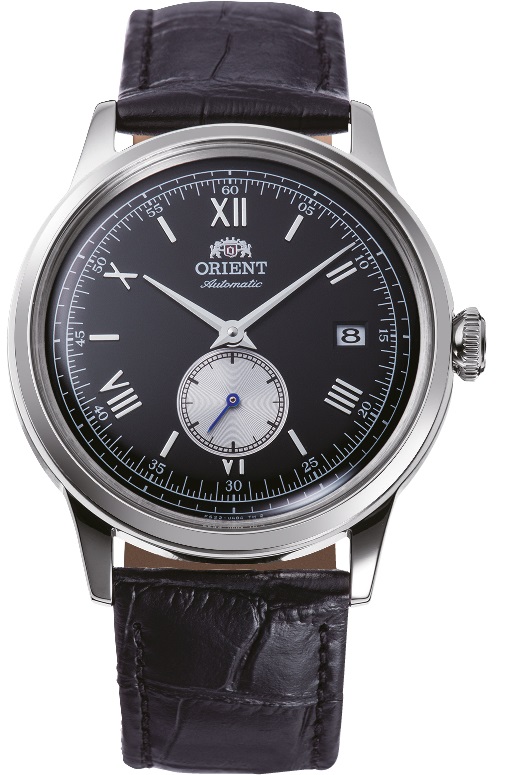 De Orient Bambino 38mm Small Seconds (modelnummer OR-RA-AP0101B30B) heeft een zilverkleurige, ronde kast van roestvrij staal en een zwarte wijzerplaat met Romeinse cijfers. Het automatische uurwerk is voorzien van een datumfunctie. De horlogeband is van echt zwart leder. Ideaal voor zowel formele als casual gelegenheden, met een stijlvolle uitstraling. Waterbestendigheid: 3 ATM.