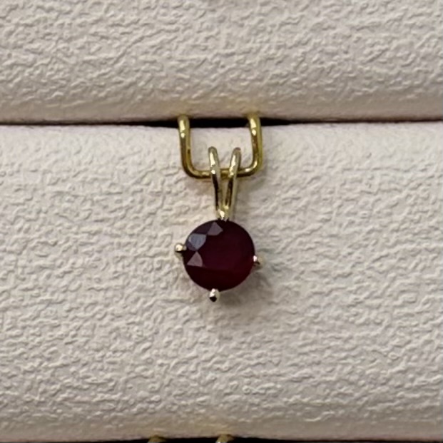 Dit is een hanger van het merk Swing Jewels gemaakt voor dames.