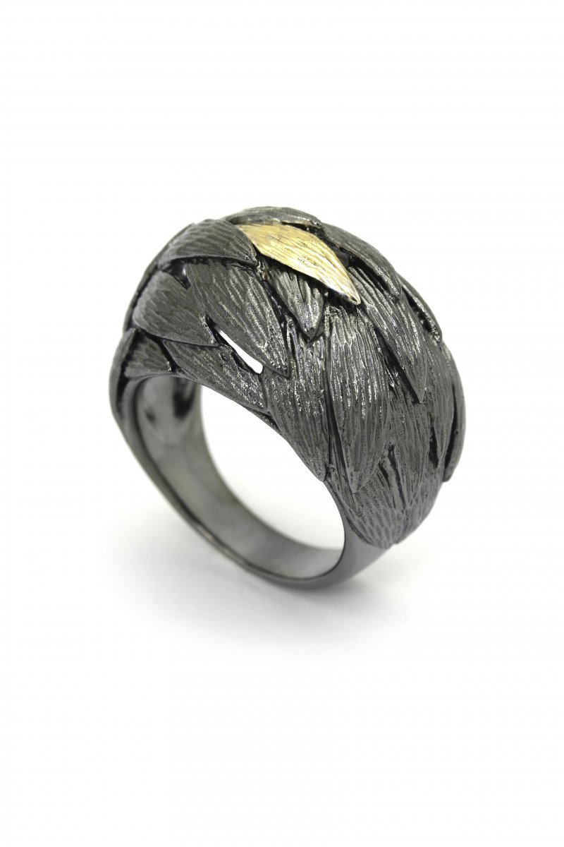 De Per Borup zilveren ring met goud Daphne 979RS combineert verfijnde elegantie met modern design. Deze prachtige ring is ideaal voor zowel dagelijks gebruik als speciale gelegenheden. Draag hem solo voor een subtiele look of combineer met andere sieraden voor een meer gelaagde stijl. Voeg een vleugje luxe toe aan elke outfit.