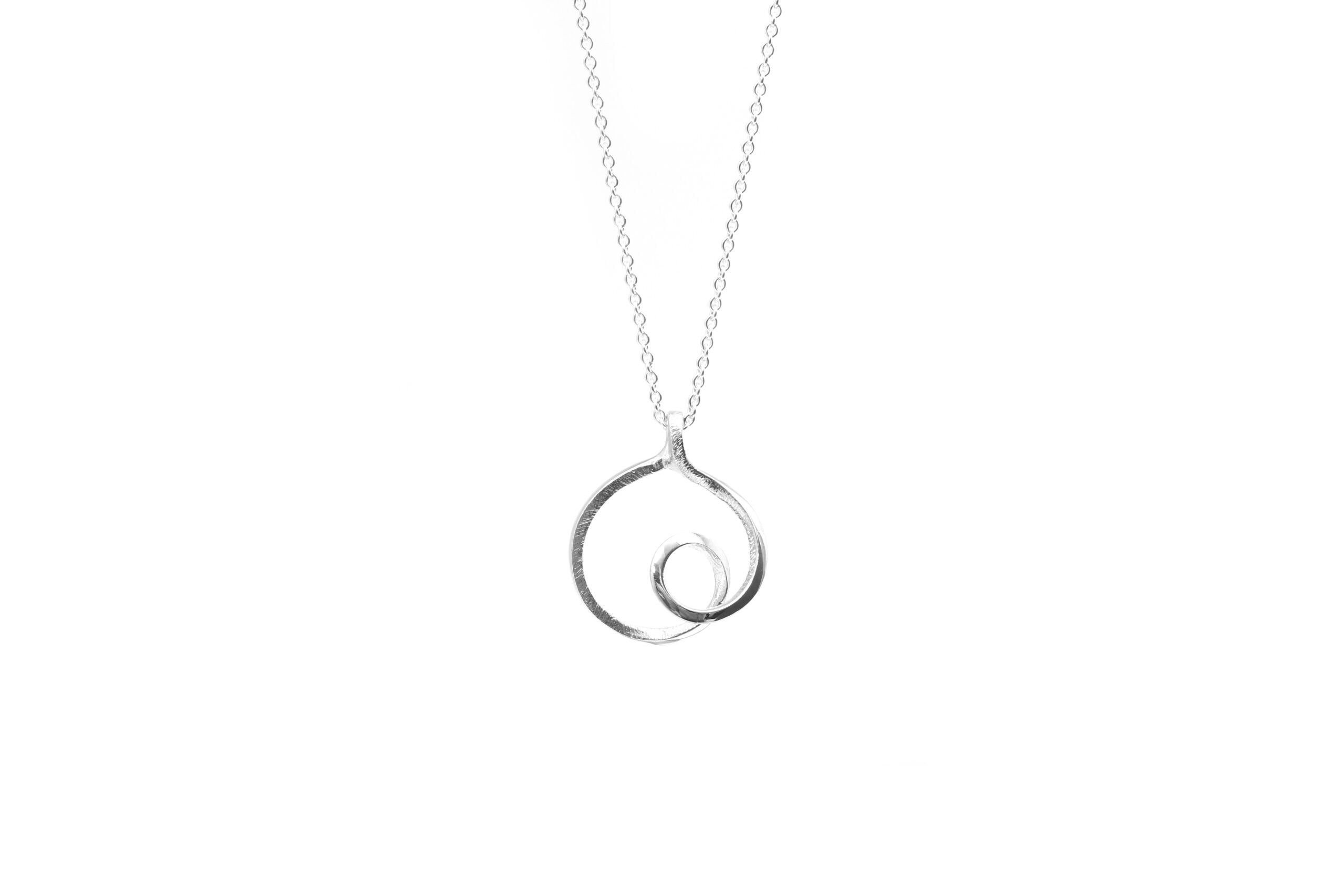 De Zilver hanger Una 5019V is een verfijnde hanger van een ongekend merk. Het beste te dragen aan een elegante ketting, biedt deze hanger een subtiele en stijlvolle toevoeging aan elke outfit. Perfect voor zowel casual als formele gelegenheden.