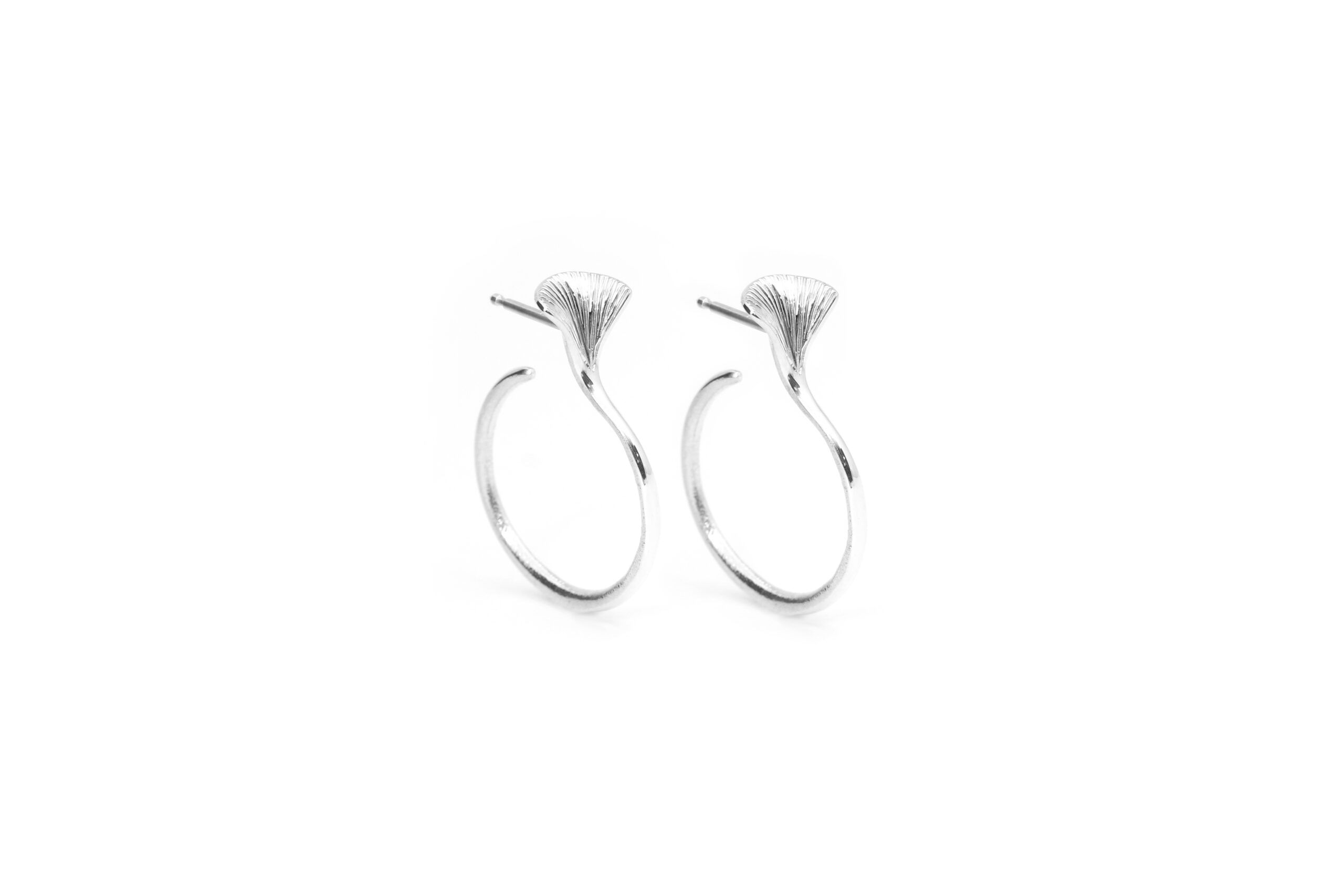 De Zilver oorstekers Kaya small 5011&Oslash; zijn prachtige stud oorbellen die perfect passen bij elke gelegenheid. Met hun verfijnde ontwerp voegen ze een vleugje elegantie toe aan elke outfit. Draag ze met opgestoken haar om hun schittering volledig tot hun recht te laten komen. Ideaal voor zowel dagelijks gebruik als speciale gelegenheden.