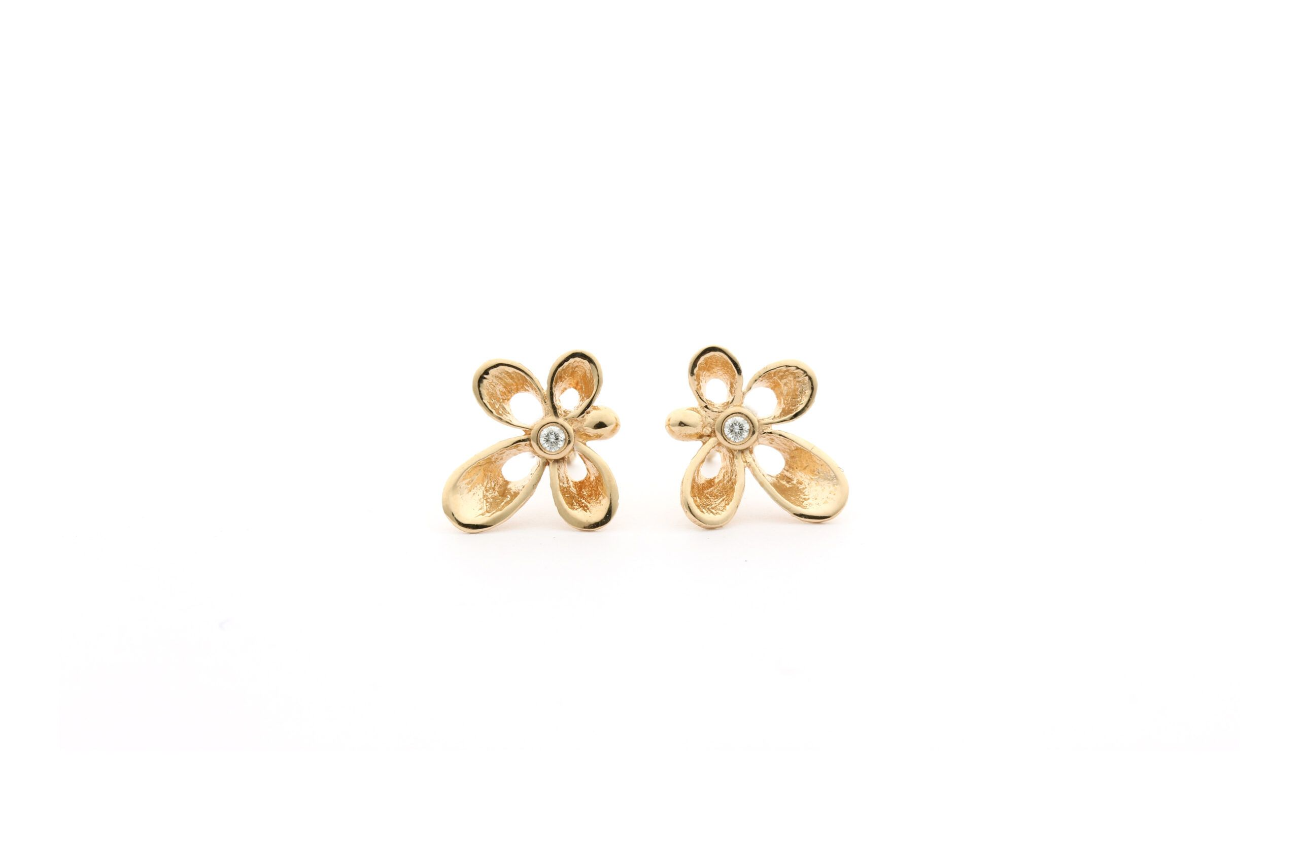 Gouden oorstekers Violina met diamant 0.02ct