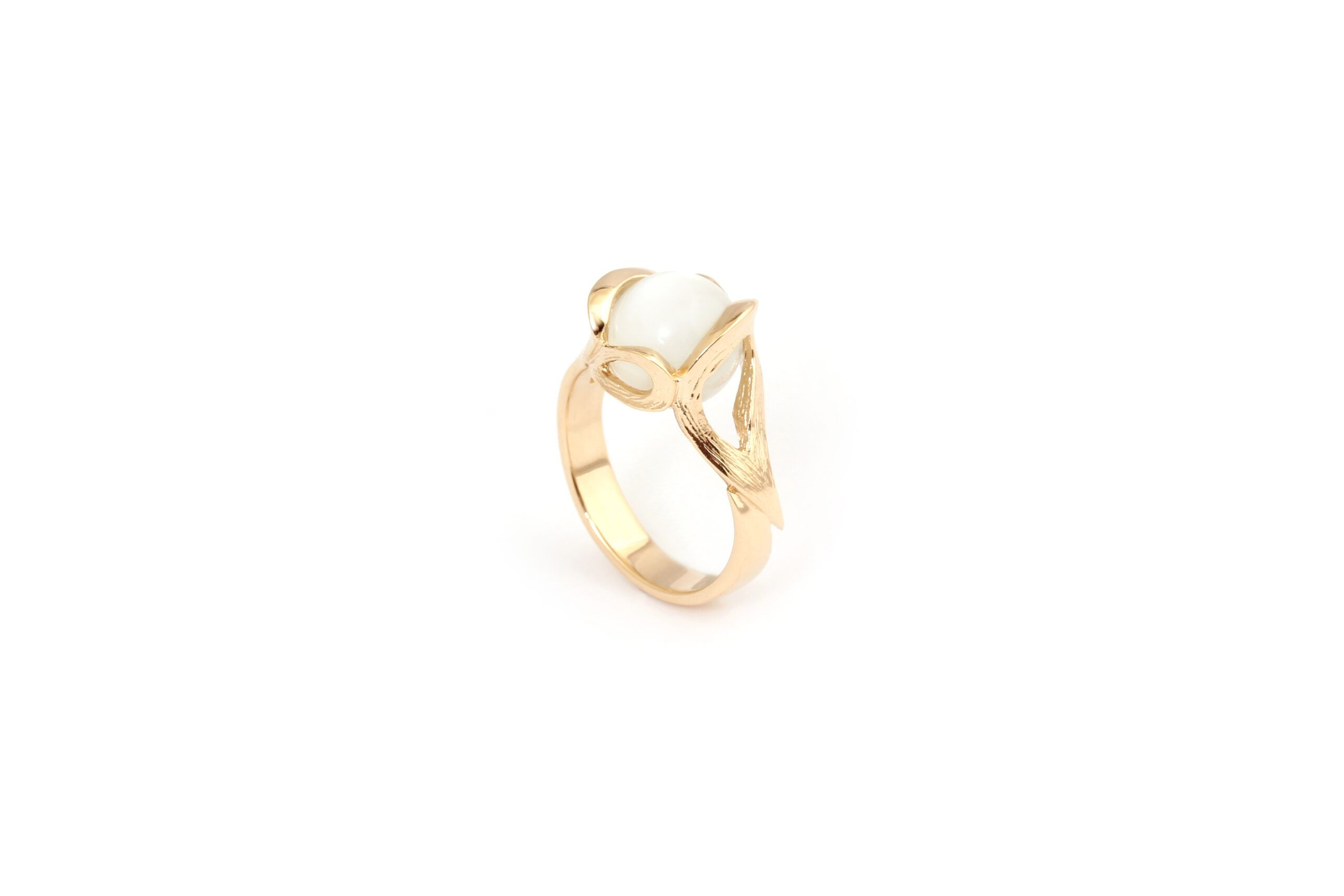 De Per Borup 14krt gouden Dream ring, is een elegante ring van 14 karaats goud in maat 56. Deze prachtige ring is een ideaal sieraad voor speciale gelegenheden of als dagelijks luxe accessoire. Draag hem solo of combineer met andere ringen voor een stijlvolle, gelaagde look. Perfect voor elke sieradenliefhebber.