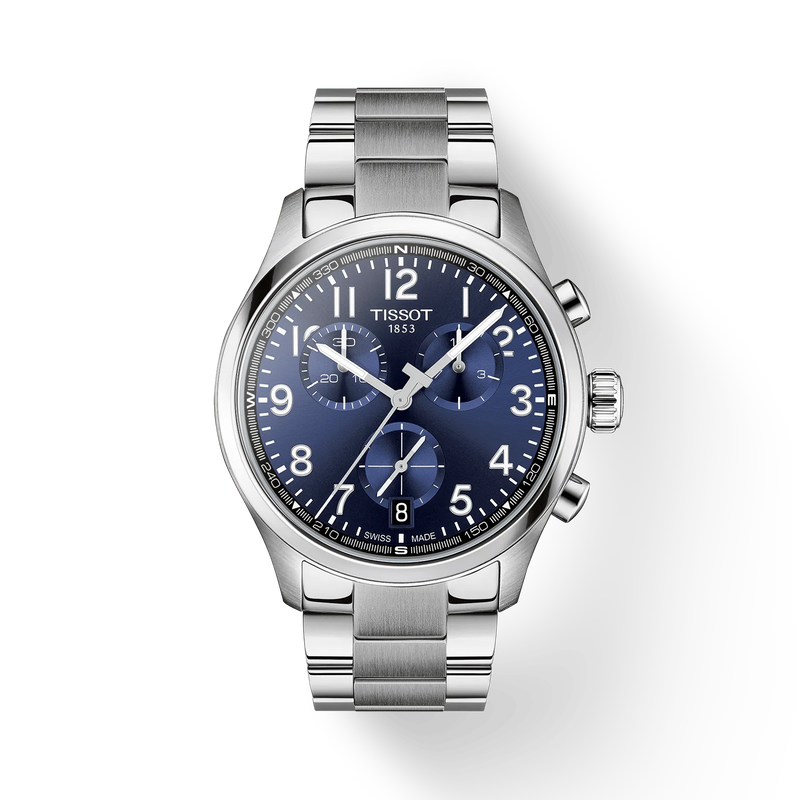 De Tissot Chrono T1164171104200 is een stijlvolle en robuuste horloge met een roestvrijstalen kast en band, blauwe wijzerplaat met Arabische cijfers, en krasbestendig saffierglas. Het is waterbestendig tot 100 meter en heeft een quartz Zwitserse beweging. Ideaal te dragen tijdens zakelijke ontmoetingen of formele gelegenheden. Voeg een vleugje elegantie toe aan elke outfit.