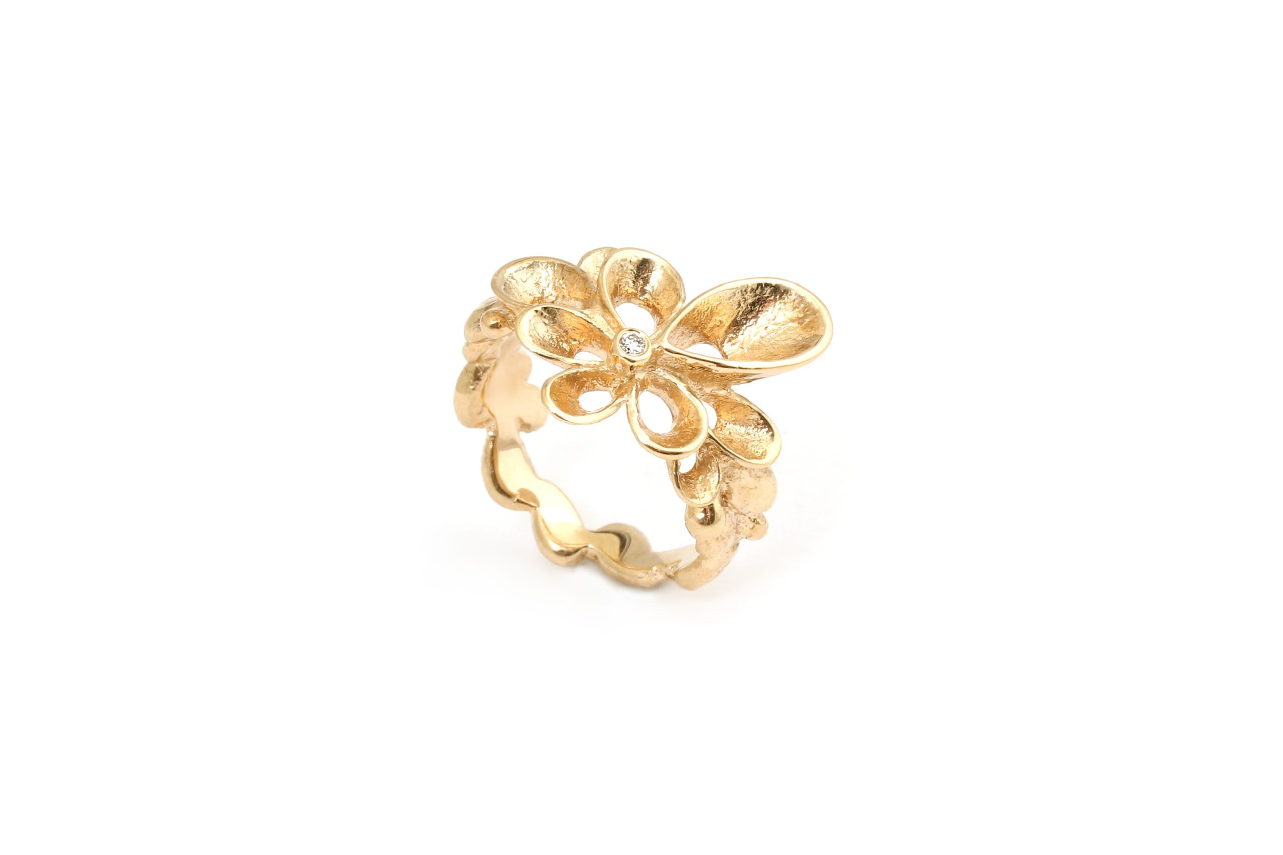 De Per Borup Gouden ring Violina is een verfijnde ring met een diamant van 0.02 karaat. Deze geelgouden ring straalt elegantie uit en is perfect voor elke gelegenheid. Draag deze ring best als een opvallend accessoire bij zowel casual als formele outfits voor een subtiele, maar sierlijke touch.