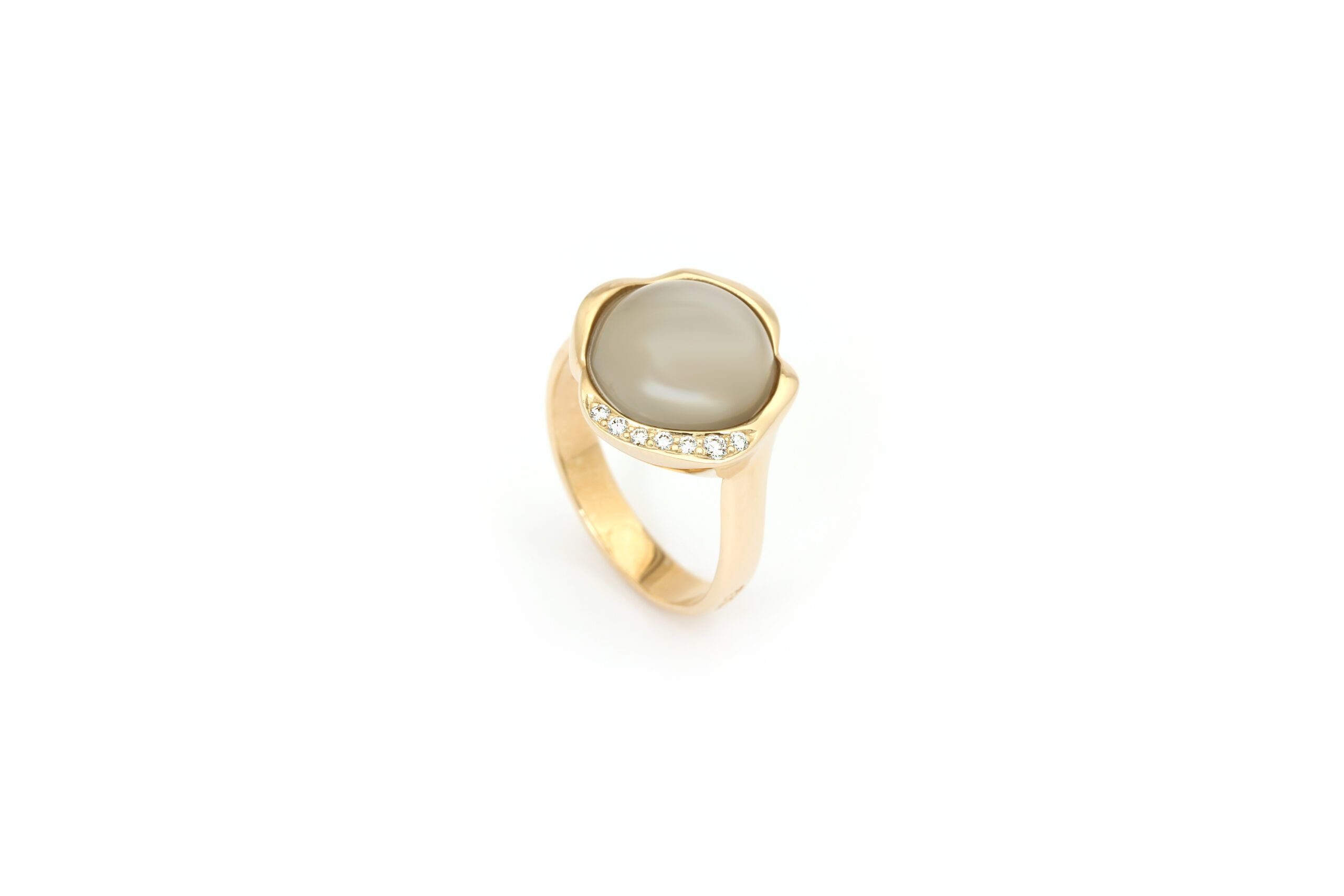 De Per Borup gouden ring met grijze maansteen is een stijlvolle sieraadoptie. Ideaal om te dragen bij speciale gelegenheden of om een alledaagse outfit een elegante touch te geven. Combineer met andere gouden accessoires voor een verfijnde look.