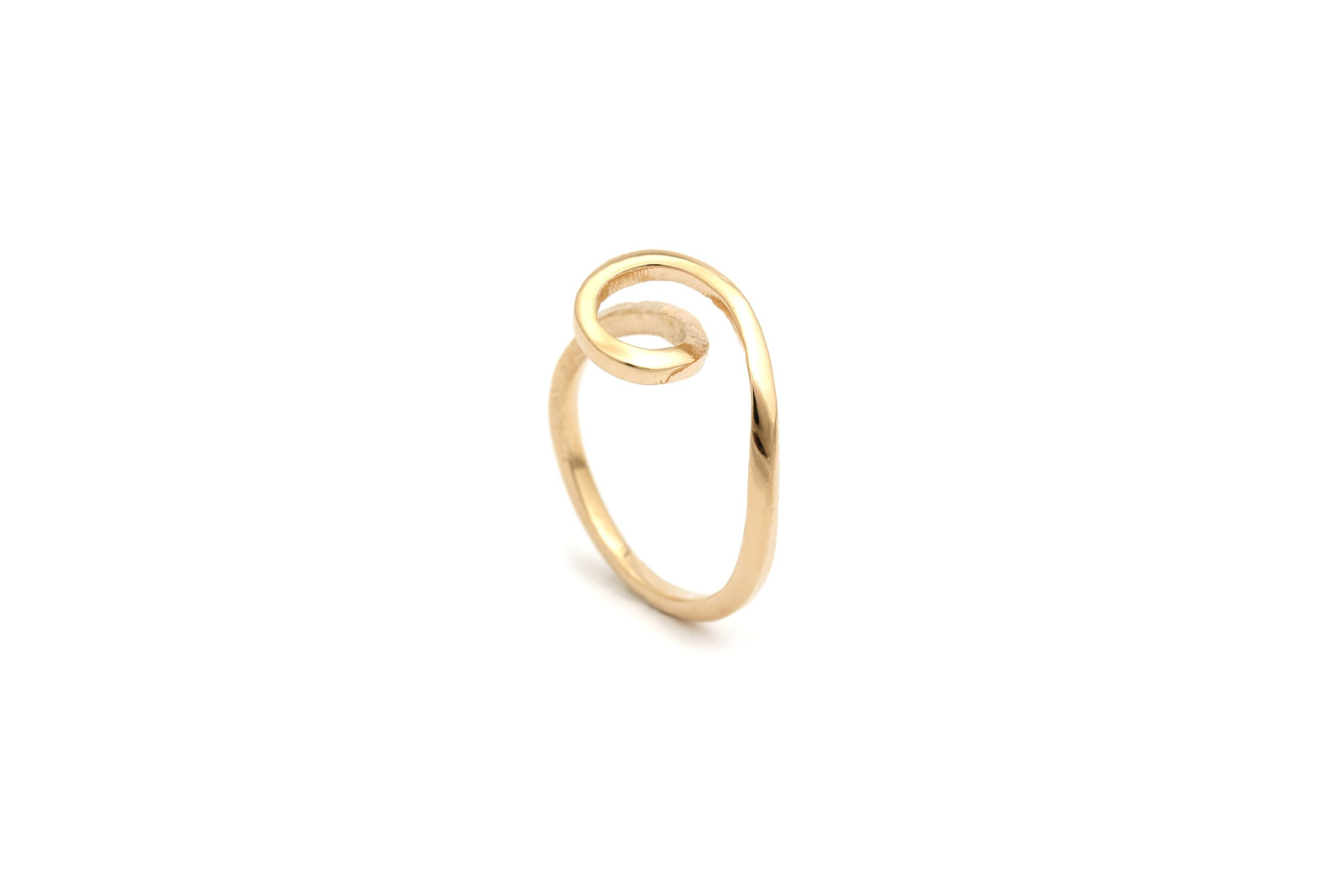 De Per Borup gouden ring Una wokkel is een verfijnde sieraad. Perfect voor dagelijkse elegantie of speciale gelegenheden. Draag hem solo voor een subtiele look of combineer met andere ringen voor een trendy mix. Een veelzijdige aanvulling op iedere sieradencollectie.