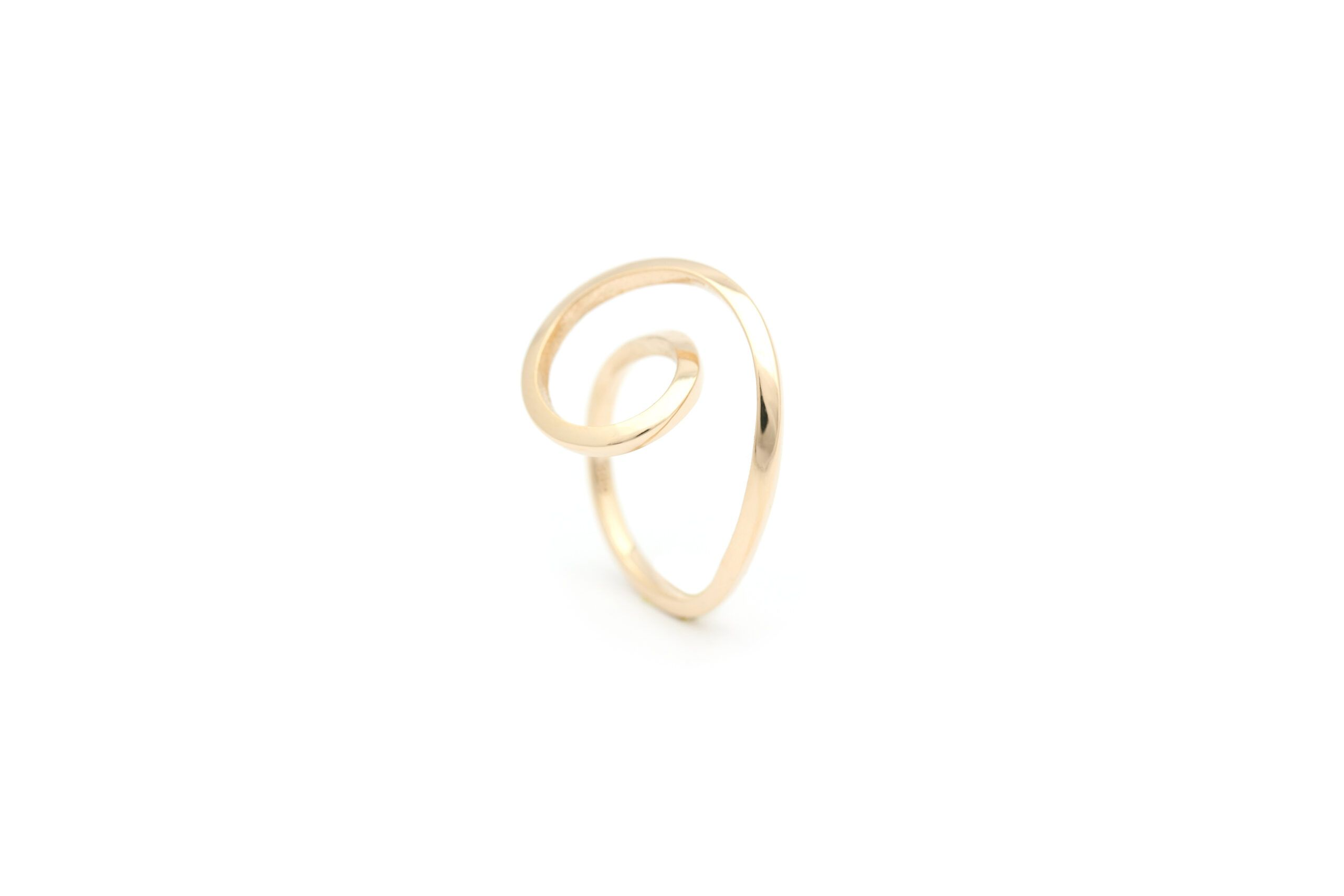 De Per Borup gouden ring is een elegante ring, ideaal voor elke gelegenheid. Draag deze ring als een statement piece op je ringvinger voor een verfijnde en stijlvolle uitstraling. Perfect voor dagelijks gebruik of speciale gebeurtenissen.