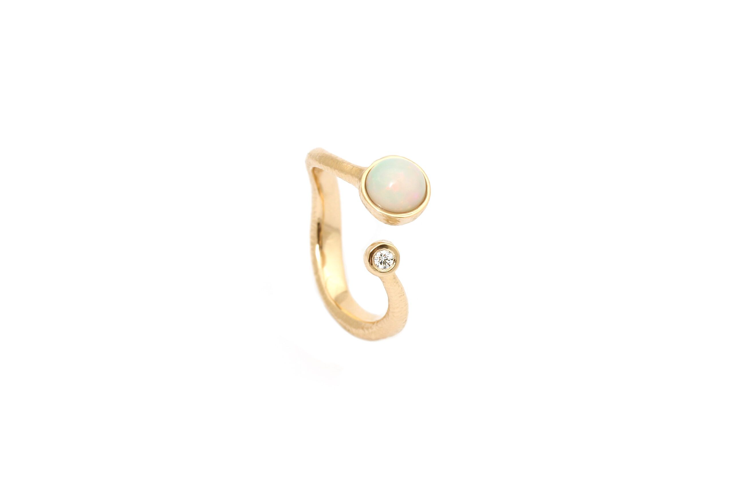 Per Borop Gouden ring met opaal en diamant 0.03 caraat maat 16.5