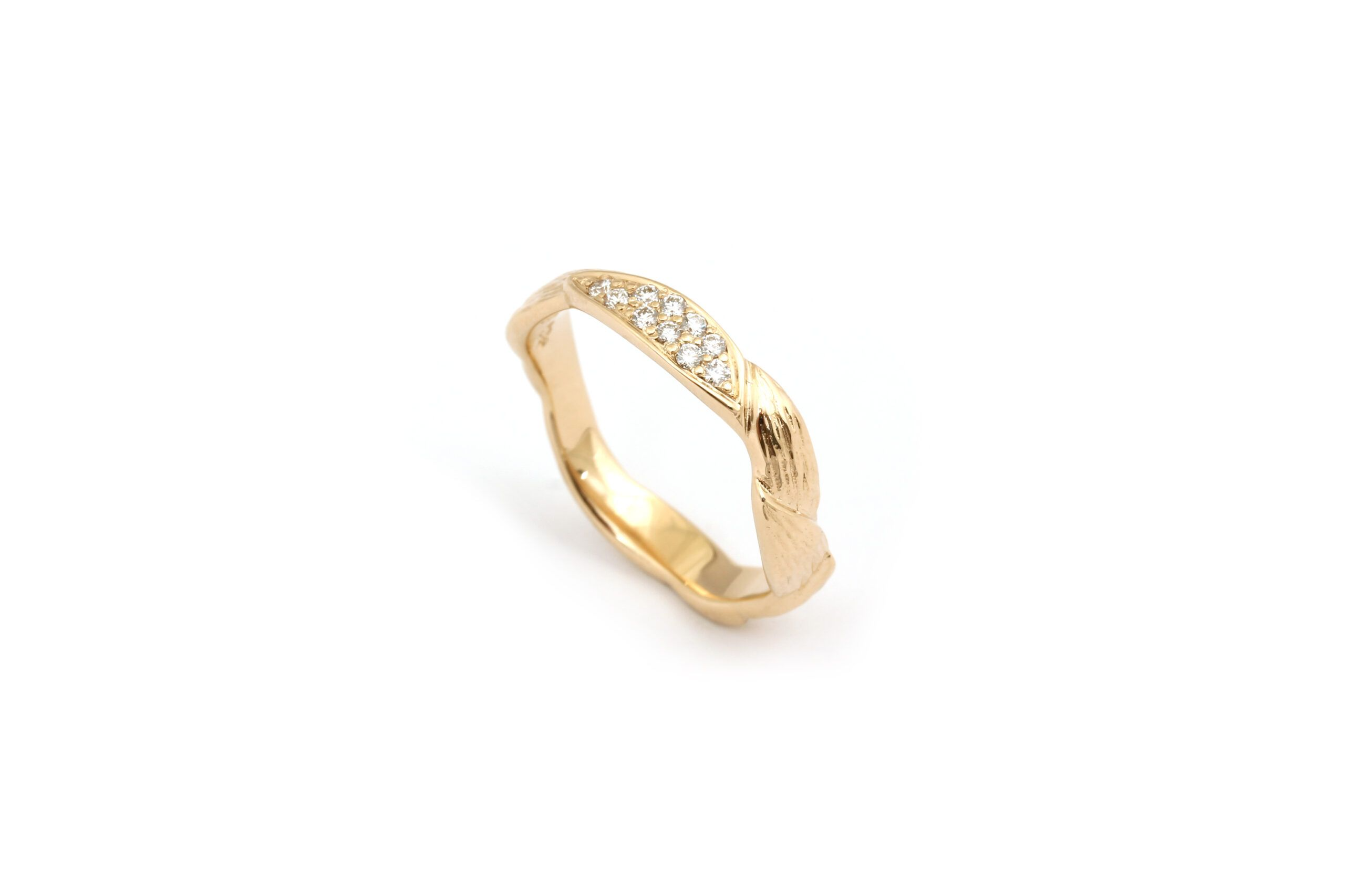 De Per Borup gouden ring Daphne is een prachtige geelgouden ring met een subtiele diamant van 0,10 karaat. Deze ring is perfect voor speciale gelegenheden of dagelijks gebruik. Draag hem solo voor een elegante en verfijnde uitstraling, of combineer met andere gouden juwelen voor een gelaagd effect.