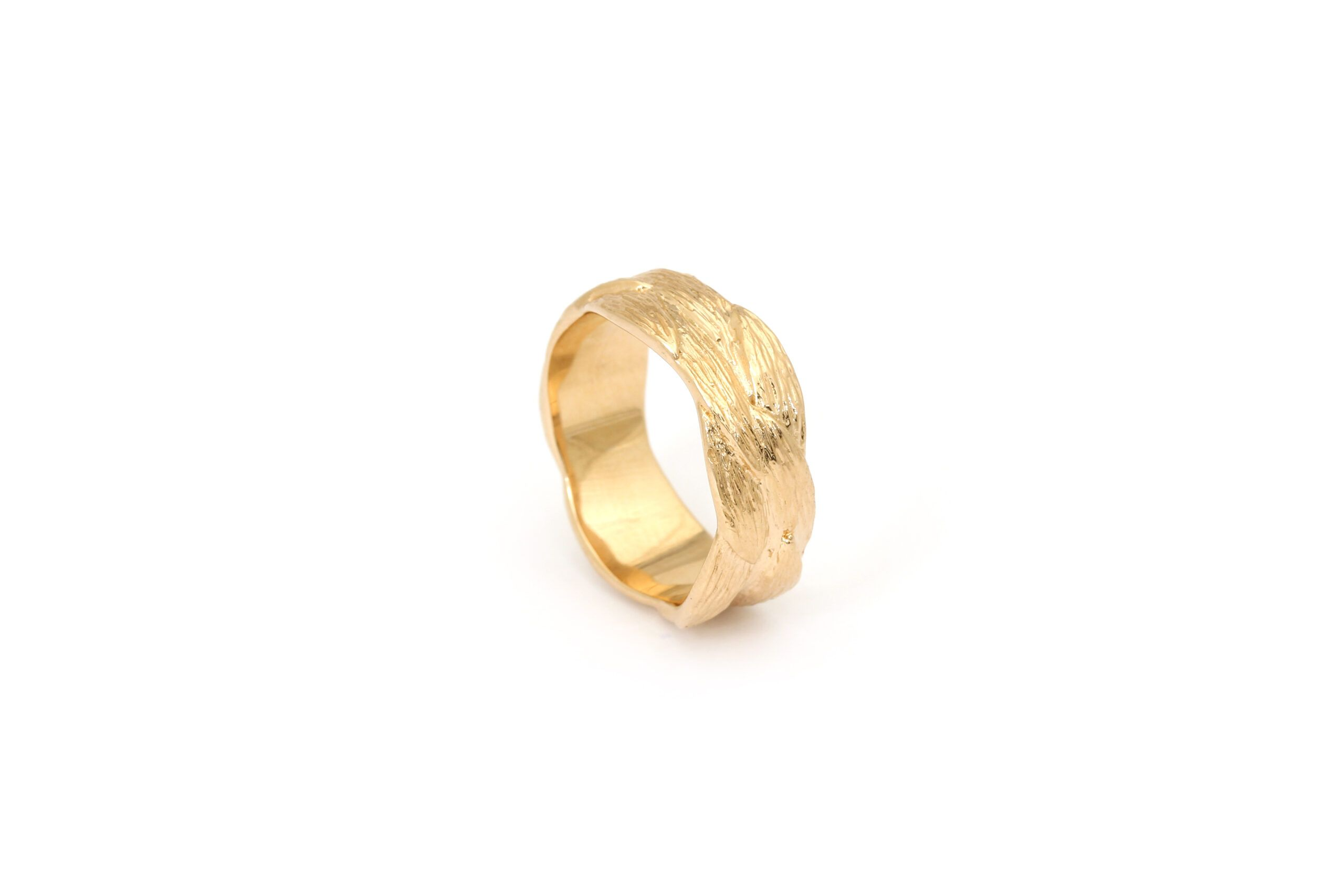 De Per Borup goud Daphne medium brede ring is een prachtige toevoeging aan je sieradencollectie. Deze gouden ring straalt elegantie uit en is perfect voor dagelijkse draagbaarheid of speciale gelegenheden. Combineer met bijpassende gouden sieraden voor een verfijnde look. Ideaal als statement piece of in laagjes met andere ringen.