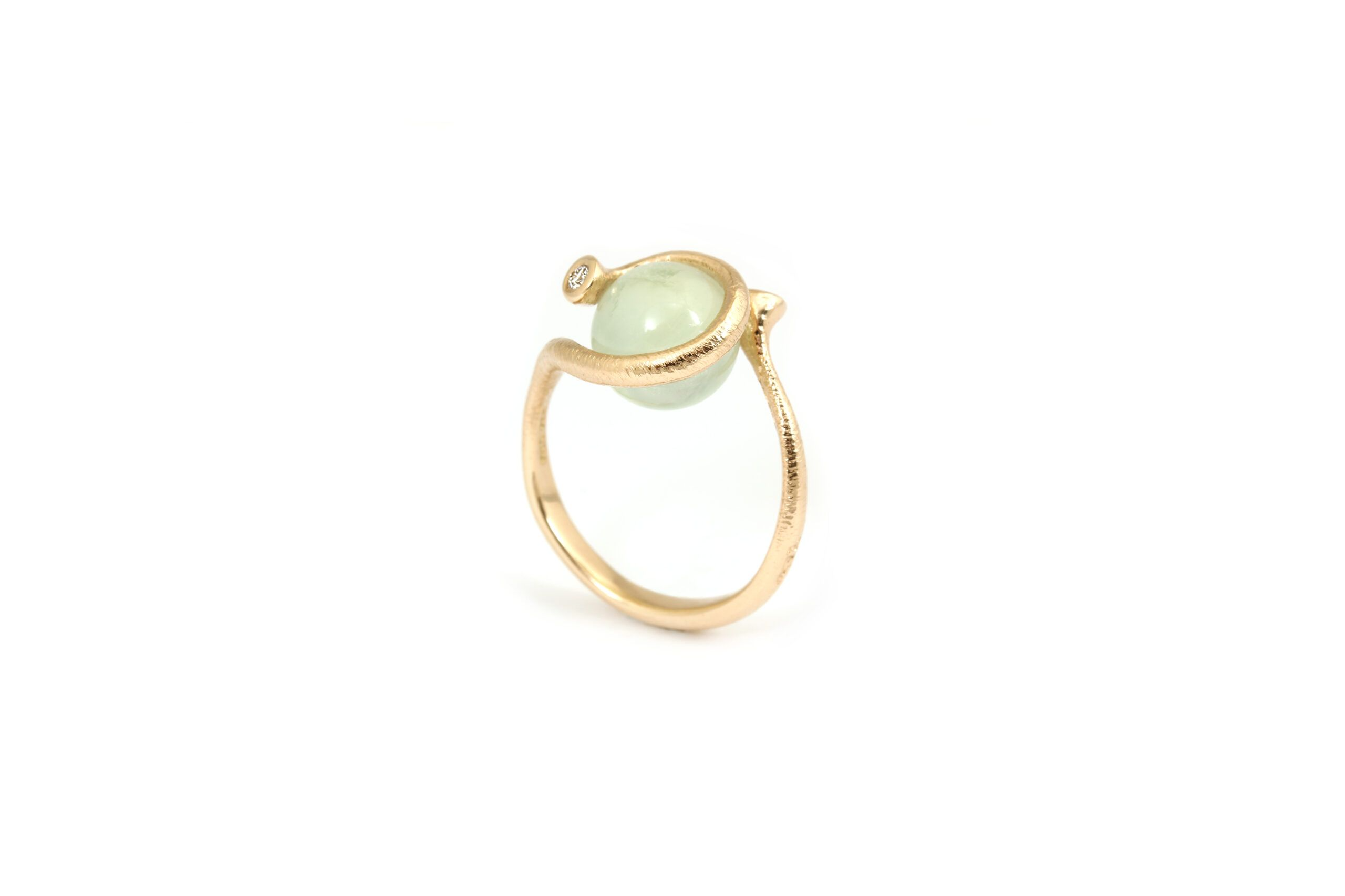 De Per Borup gouden ring met diamanten, is een verfijnde en elegante keuze. Deze schitterende ring, maat 58, is perfect voor speciale gelegenheden en dagelijkse luxe. Combineer met andere gouden of diamanten accessoires voor een complete, chique uitstraling. Draag het op je ringvinger voor de beste presentatie.