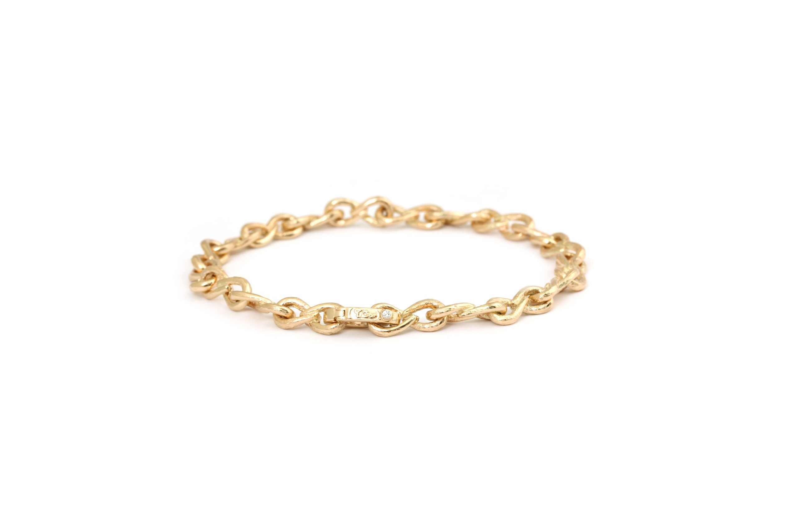 De Per Borup Infinity armband, is een verfijnde armband. Deze prachtige armband is voorzien van een diamant van 0,01 karaat met zuiverheid VS1. Draag deze armband solo voor een elegante look of combineer met andere sieraden voor een trendy gevoel. Perfect voor elke gelegenheid.
