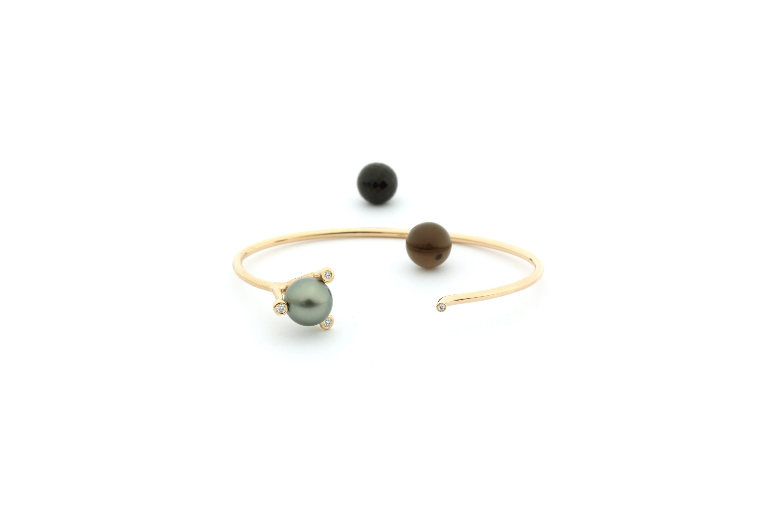 Per Borup Gouden armband Twigs Changeling Bangle met wissel stenen 14 karaat.
Op foto's zijn diamantjes in de pootjes te zien. In de winkel ligt deze zonder diamanten met gladde pootjes. 