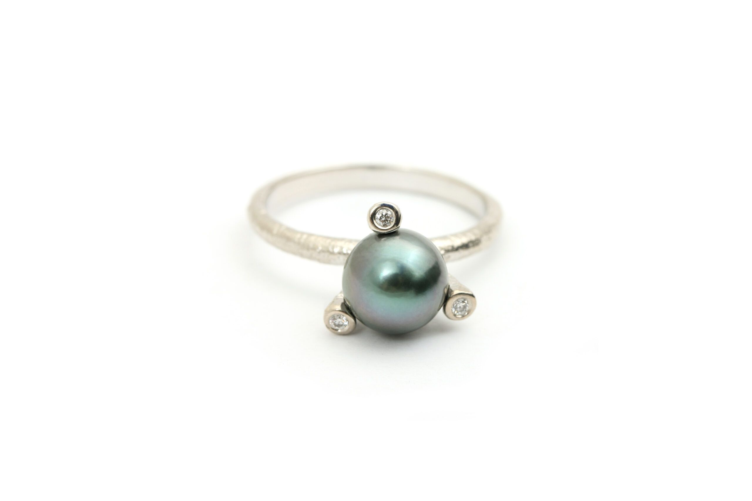 Per Borup Wit gouden ring twigs met Tahiti parel en diamanten 0.03 caraat. 14 karaat maat 17