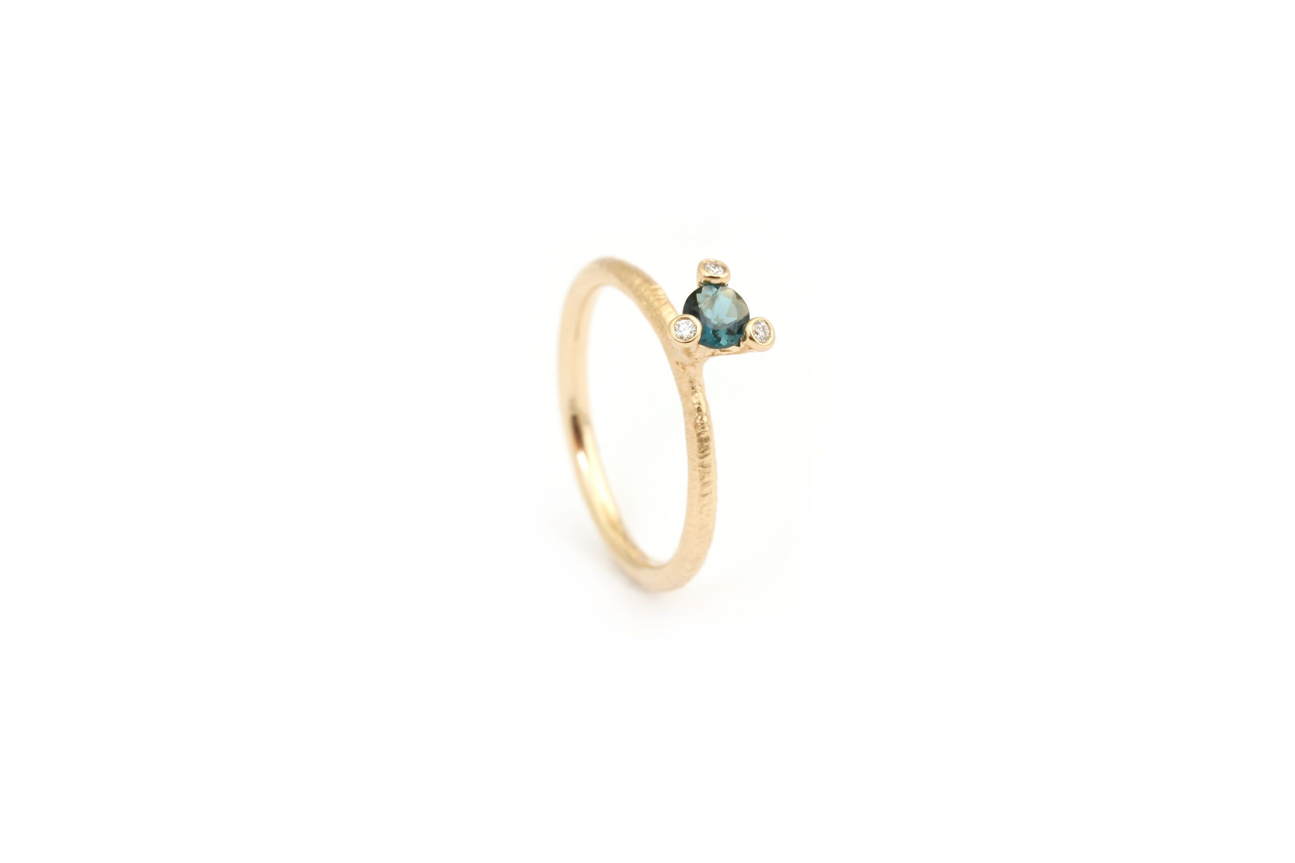 Per Borup Gouden ring twigs met toermalijn en diamanten 0.03 caraat. 14 karaat maat 17
