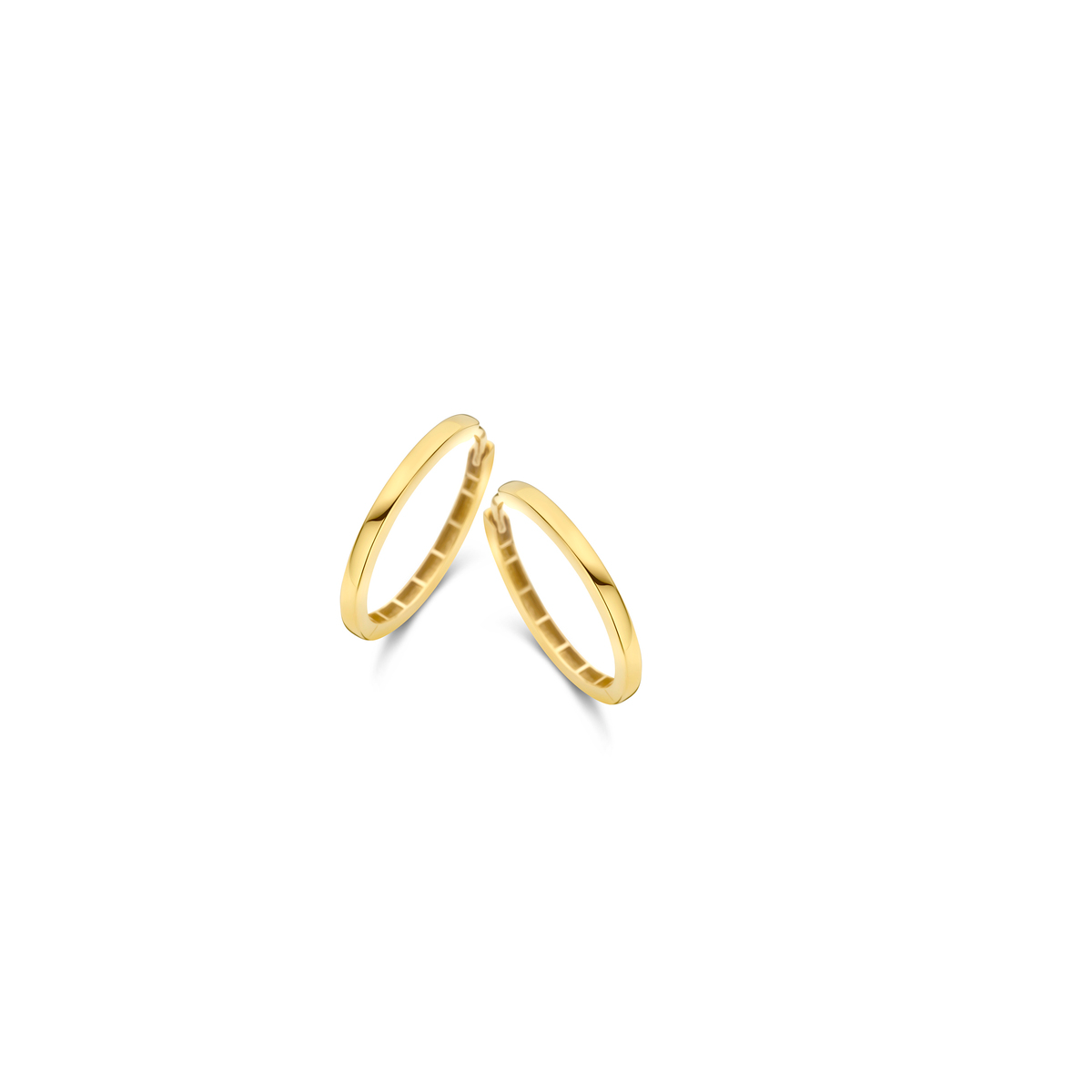De 18kt Geel Gouden Creolen, modelnummer 93CN12, zijn elegante sieraden vervaardigd uit 18-karaats goud. Deze creolen zijn nikkelvrij, waardoor ze huidvriendelijk zijn. De warme gele kleur straalt luxe uit. Draag deze tijdloze oorbellen dagelijks of bij speciale gelegenheden voor een verfijnde en klassieke look. Perfect te combineren met andere gouden accessoires.