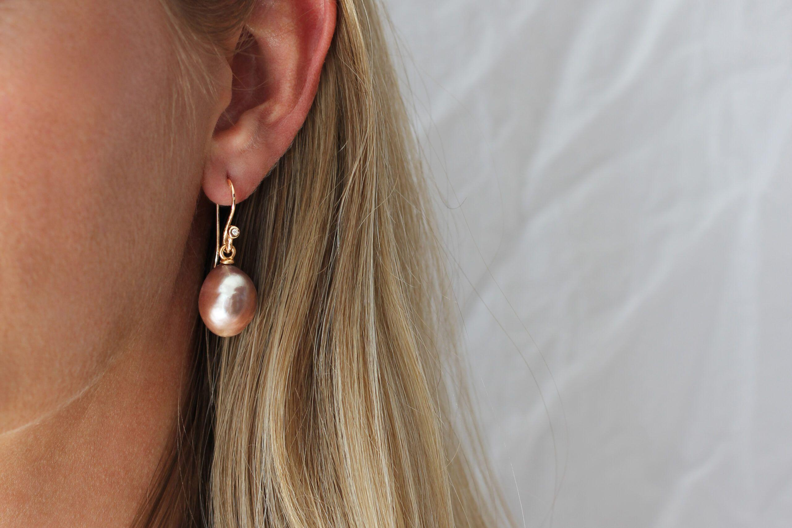 Per Borup Zoutwater parels oorbel bedels met gouden hanger