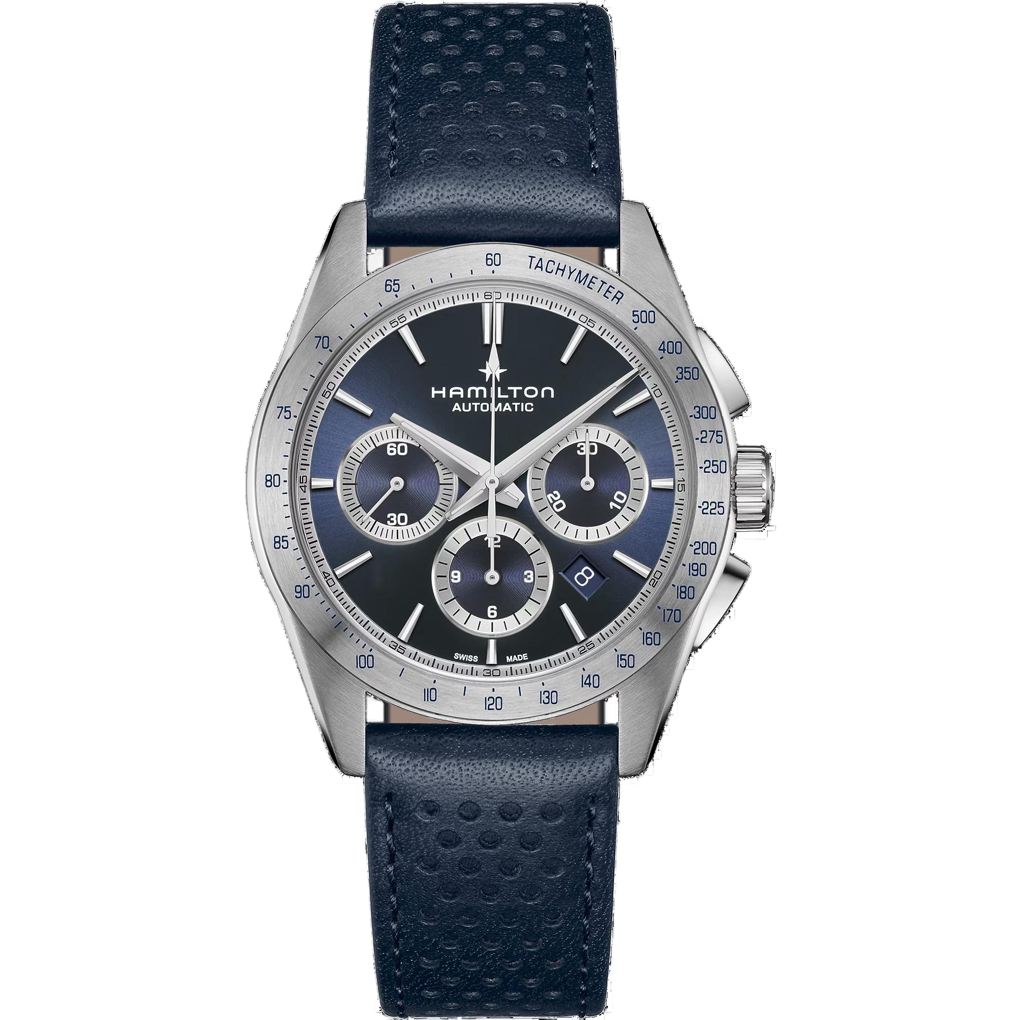 De Hamilton Jazzmaster Performer H36616640 is een verfijnd horloge met Zwitserse automatische beweging en een chronograafweergave. Het heeft een ronde, zilverkleurige roestvrijstalen kast van 42 mm, saffierglas, en een blauwe wijzerplaat met strepen. De waterdichtheid is 10 ATM. Draag het tijdens formele gelegenheden met zijn elegante blauwe lederen band voor een verfijnde look.