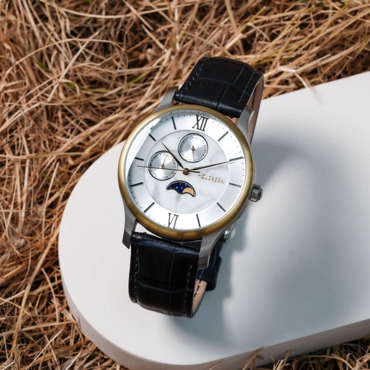 De geheimen van de nachtelijke hemel op de wijzerplaat van uw horloge.

Wit marmer symboliseert de zachte glans van de maan, waarvan u de dagelijkse positie op elk moment kunt volgen op de maanfase-aanduiding op de wijzerplaat. Ontdek het nu!