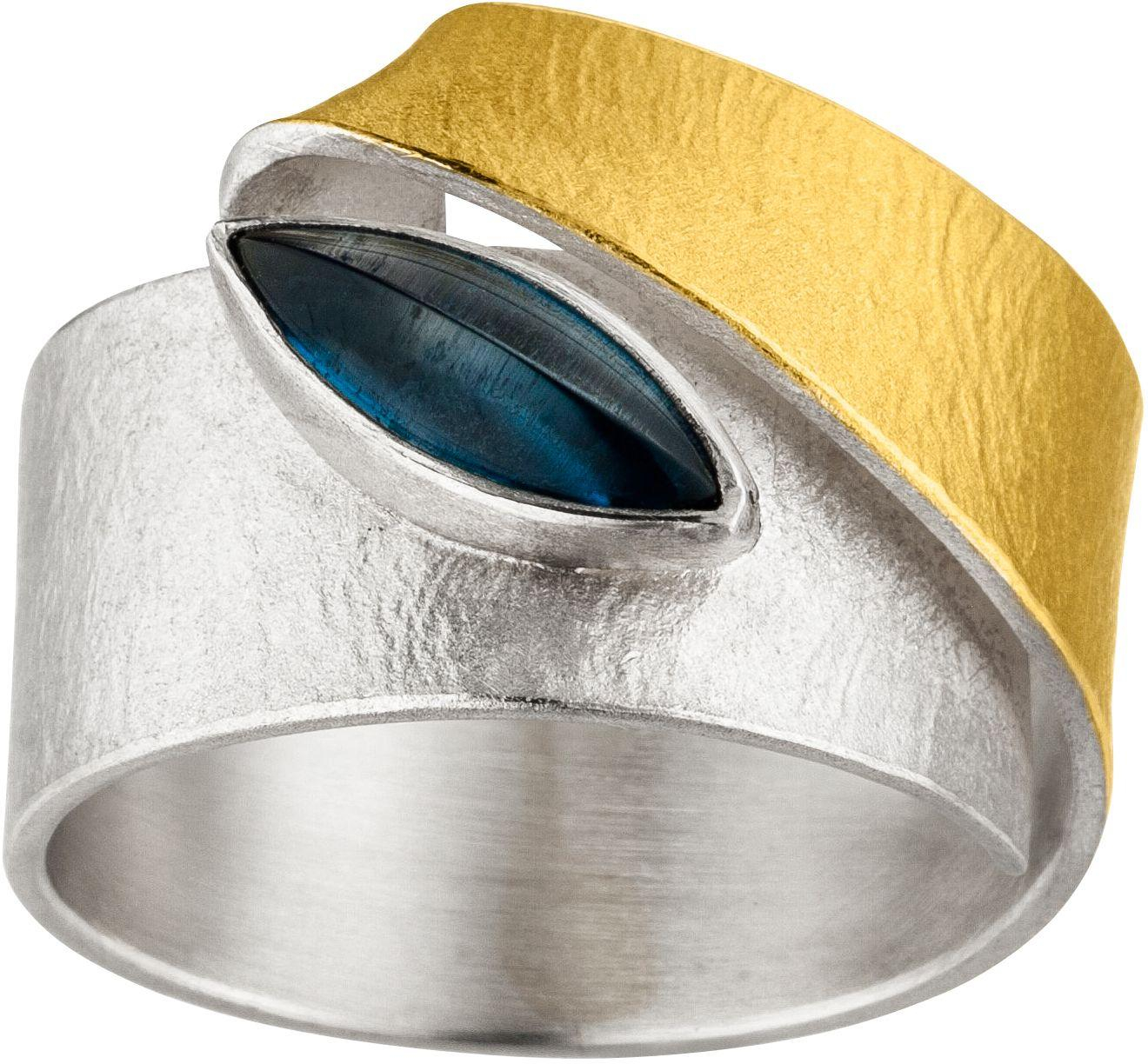 De handgemaakte design sieraden van MANU zijn stuk voor stuk iconen waarmee de drager zijn persoon onderstreept. Een bijzondere edelmetalen en contrastrijke combinaties kenmerken MANU.