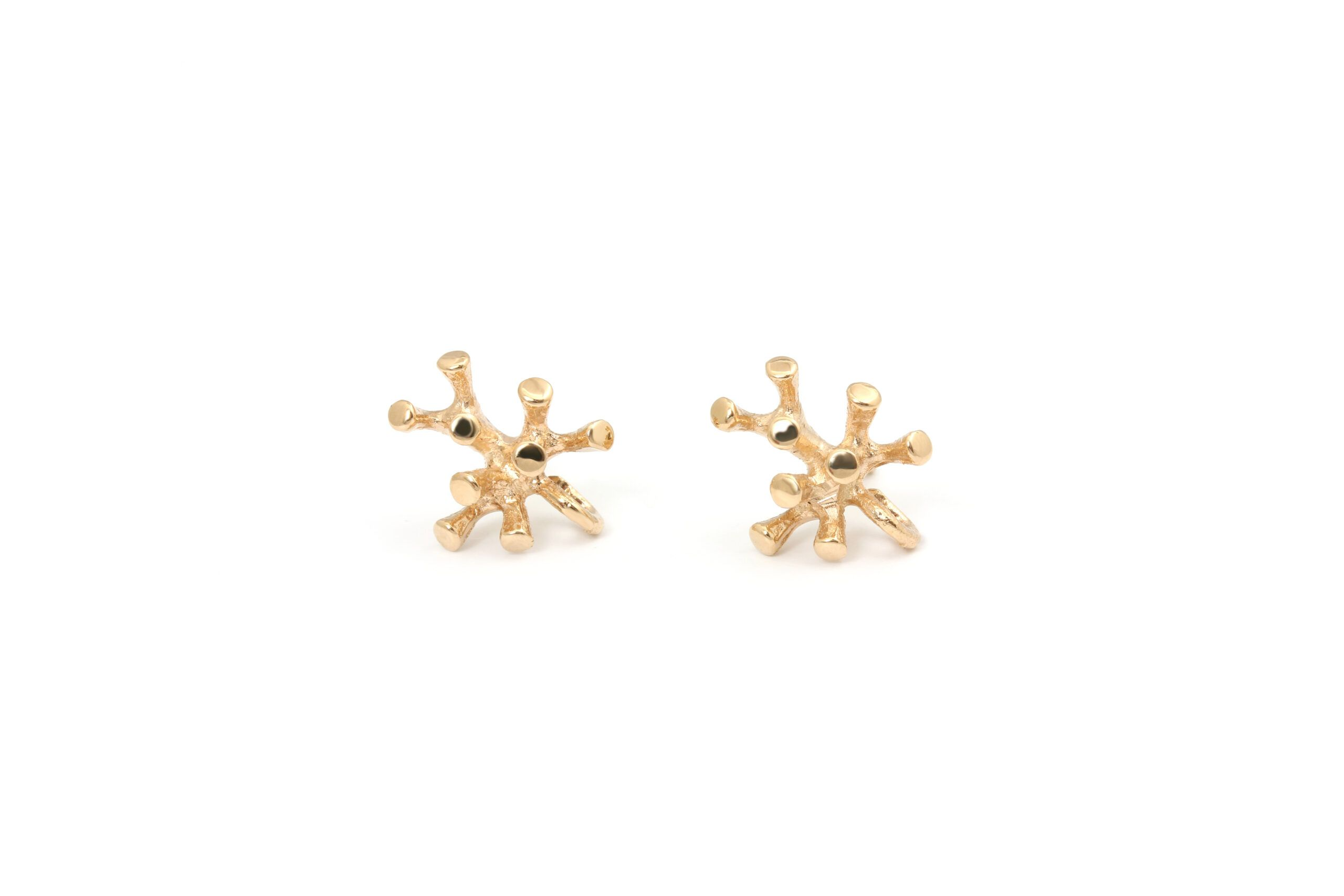 Ontdek de elegante Per Borup gouden oorstekers Twigs. Deze prachtige oorbellen stralen verfijning en stijl uit. Perfect voor zowel dagelijks gebruik als speciale gelegenheden. Draag ze met opgestoken haar om hun schittering optimaal te tonen. Voeg een vleugje luxe toe aan elke outfit met deze tijdloze oorbellen.