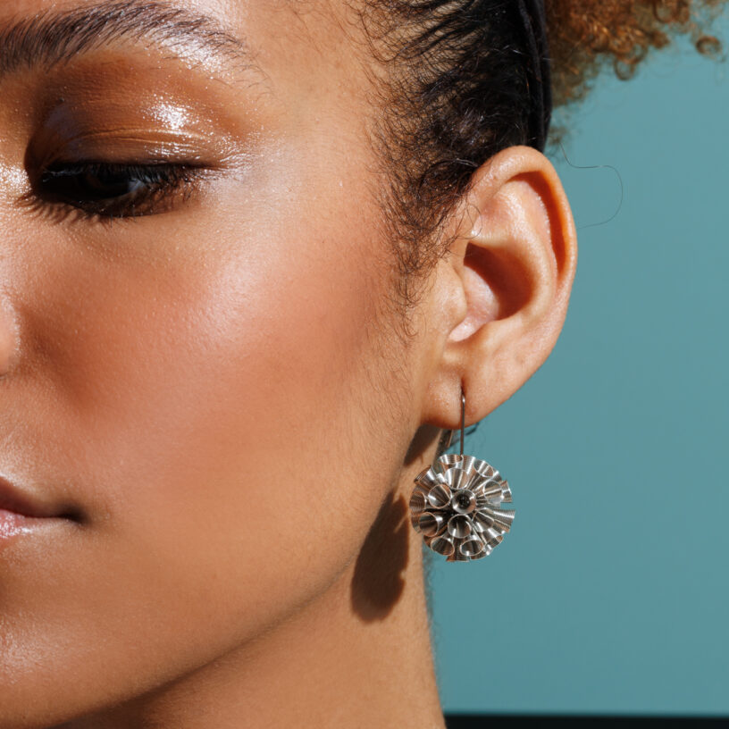 Het sieradenmerk La Mollla biedt een uitgebreid assortiment aan kettingen, armbanden en oorbellen die gemaakt zijn uit fijne roestvaste stalen veren. De sieraden komen in staalkleur, zwart en goud en vormen een prachtige match met jouw outfit. De veren stellen eenvoudige vormen voor en voelen zo fijn aan als zijde.