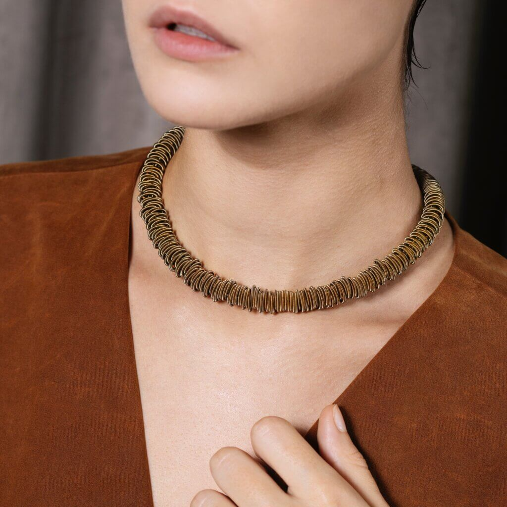 Het sieradenmerk La Mollla biedt een uitgebreid assortiment aan kettingen, armbanden en oorbellen die gemaakt zijn uit fijne roestvaste stalen veren. De sieraden komen in staalkleur, zwart, brons, bruin en goud en vormen een prachtige match met jouw outfit. De veren stellen eenvoudige vormen voor en voelen zo fijn aan als zijde.