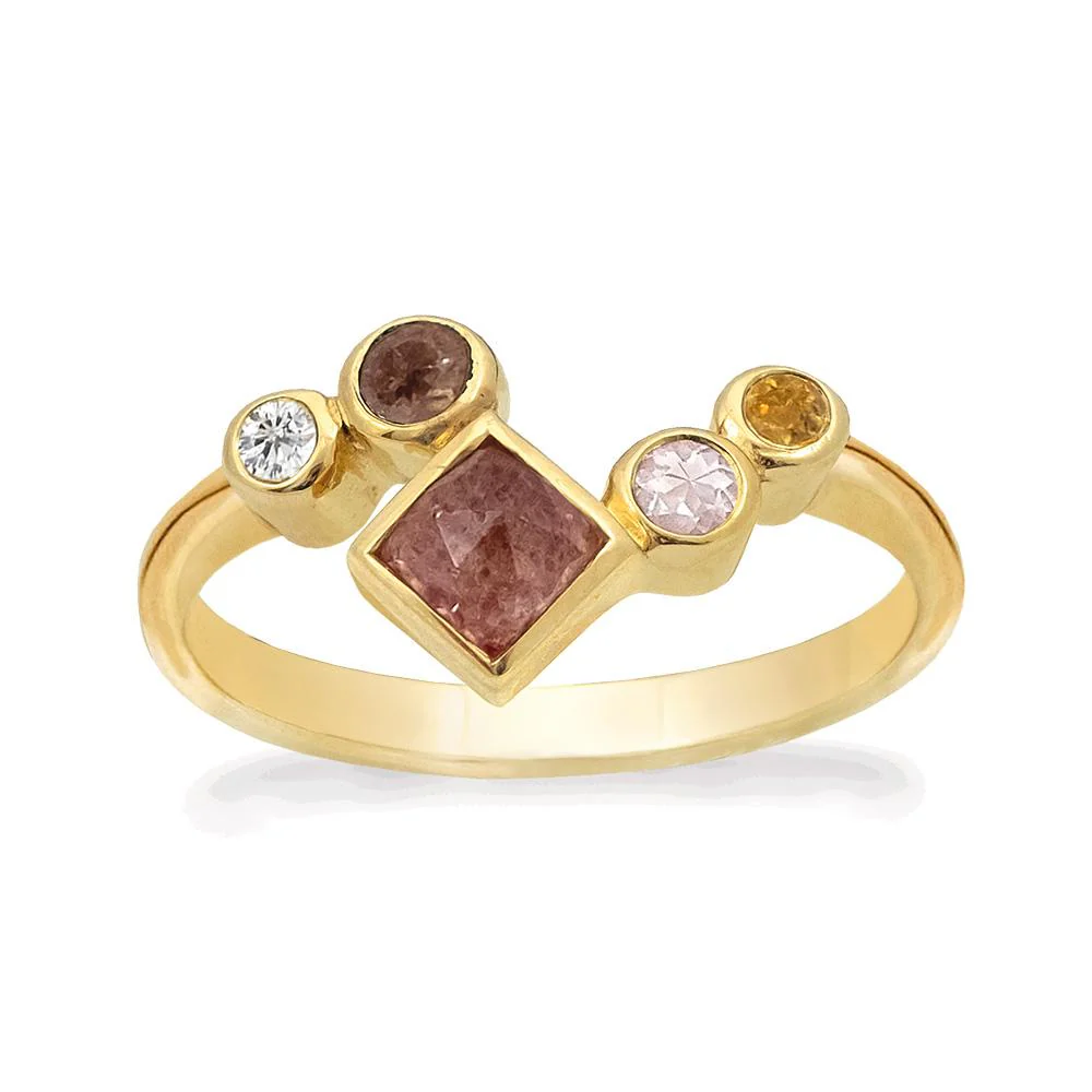 Deze vergulde ring is versierd met een 4 x 4 mm vierkante kersenkwarts, een 3 mm ronde rookkwarts, twee 2 mm ronde citrien en een 2,5 mm ronde rozenkwarts.