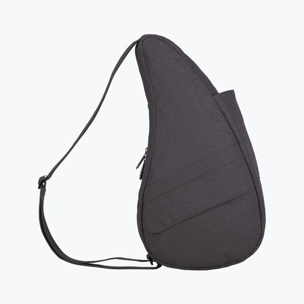 Healthy Back Bag. De "Topper" onder de rugtassen. Oersterk, sportief en modieus is deze rugtas/crossover met veel binnen- en buitenvakken. De tas is ergonomisch: ontworpen om de rug te ontlasten en de druk op de nek en schouders te minimaliseren. De unieke vorm verdeelt het gewicht over de gehele rug. Alle tassen hebben een verstelbare schouderriem met anti-slip. Tevens als schoudertas te dragen. Met de rits altijd tegen uw rug, zijn uw spullen veilig en onder handbereik, zonder dat de tas afgedaan dient te worden. Een brede keuze in materialen en kleuren maken de Healthy back bag tot de perfecte compagnon: wie u ook bent, waar u ook gaat.  Fijn voor de zomer- en wintersportvakantie of een city trip.
The Healthy Back Bag Texured Nylon Medium met Ipad vak
2 jaar garantie
Maat 49 x 28 x 18 cm. (10 liter)
Zilver kleurige voering
Veel binnen en buitenvakken
Verstelbare schouderriem
Gewicht 380 gram