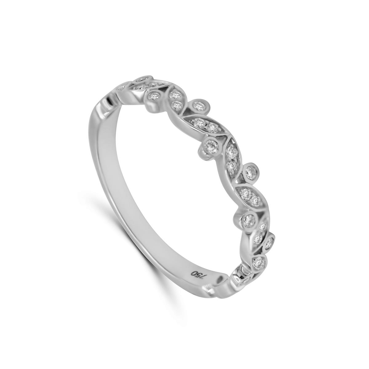 Een prachtige ring van Elegance in 18 karaat witgoud met fijne details en gezet met briljant geslepen diamanten van 0.16ct.