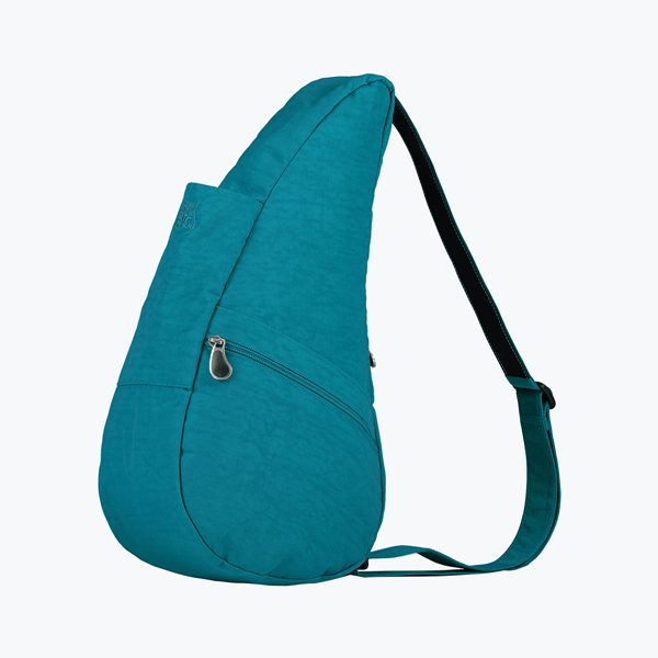 Healthy Back Bag. De "Topper" onder de rugtassen. Oersterk, sportief en modieus is deze rugtas/crossover met veel binnen- en buitenvakken. De tas is ergonomisch: ontworpen om de rug te ontlasten en de druk op de nek en schouders te minimaliseren. De unieke vorm verdeelt het gewicht over de gehele rug. Alle tassen hebben een verstelbare schouderriem met anti-slip. Tevens als schoudertas te dragen. Met de rits altijd tegen uw rug, zijn uw spullen veilig en onder handbereik, zonder dat de tas afgedaan dient te worden. Een brede keuze in materialen en kleuren maken de Healthy back bag tot de perfecte compagnon: wie u ook bent, waar u ook gaat.  Fijn voor de zomer- en wintersportvakantie of een city trip. The Healthy Back Bag Texured Nylon Medium met Ipad vak 2 jaar garantie Maat 49 x 28 x 18 cm. (10 liter) Zilver kleurige voering Veel binnen en buitenvakken Verstelbare schouderriem Gewicht 380 gram