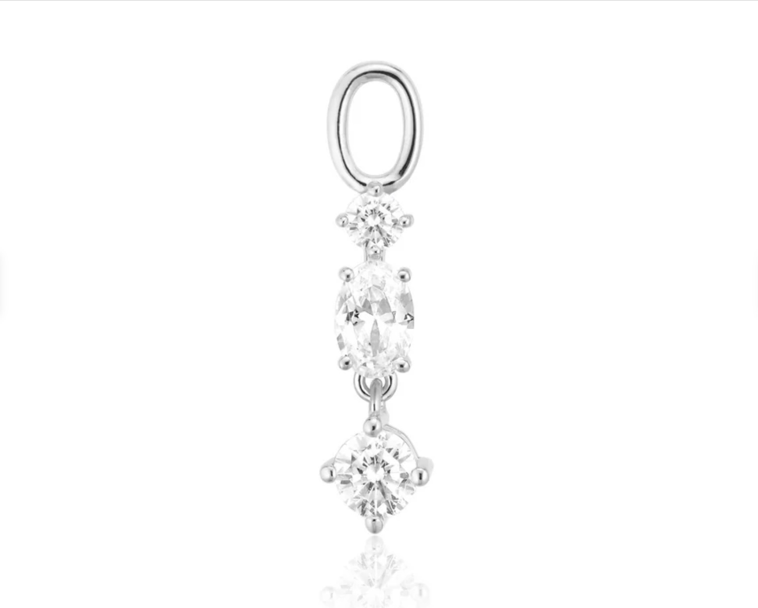 Bedeltje gemaakt van 925 sterling zilver met rhodium, gepolijst oppervlak en bezet met facetgeslepen witte zirkonia.

Afmetingen bedeltje: Lengte 24,2 mm.