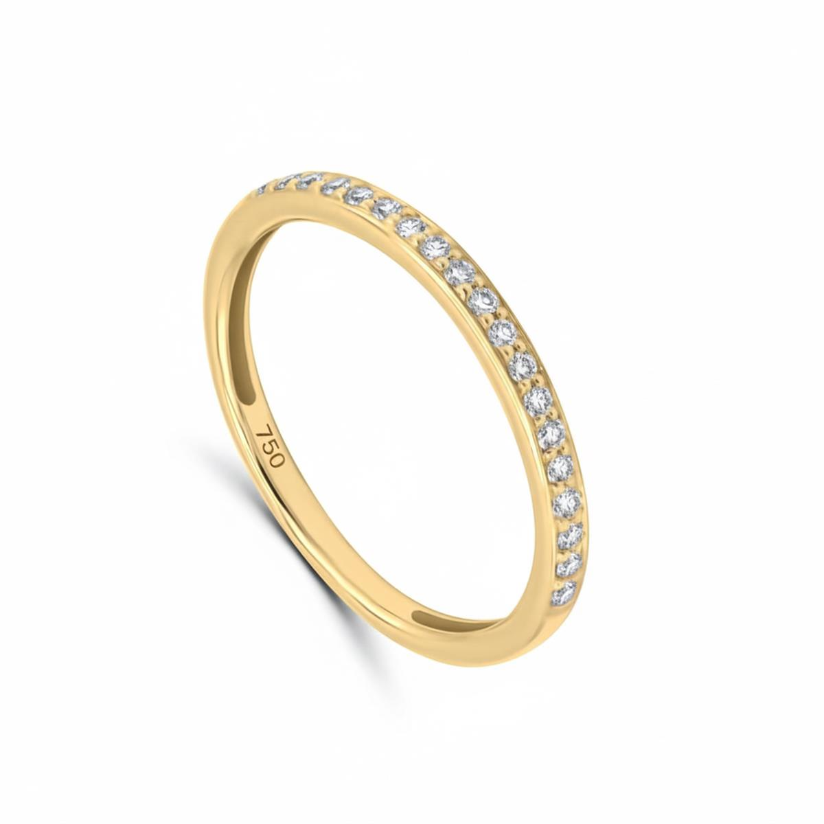 Deze elegante half gezette ring is een mooie creatie van Elegance. Het is een 18 karaat geelgouden ring die half gezet is met briljant geslepen diamanten van 0.13ct.
