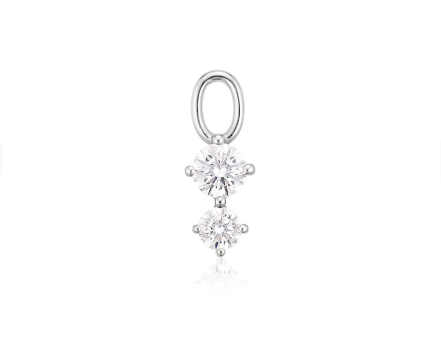 Een bedeltje voor elke compatibele ring, gemaakt van gerhodineerd 925 sterling zilver, met een gepolijst oppervlak en bezet met facetgeslepen witte zirkonia. 
