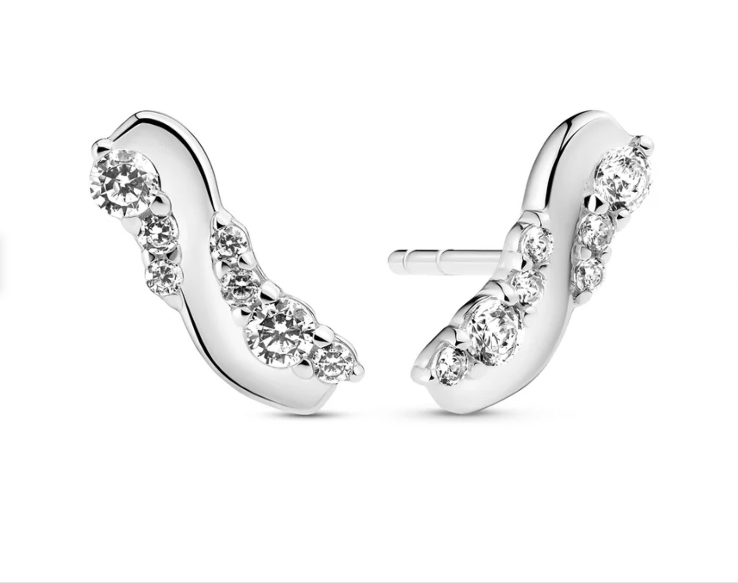 Oorbellen gemaakt van 925 sterling zilver met rhodiumcoating, met een gepolijst oppervlak en bezet met facetgeslepen witte zirkonia.

Afmetingen oorbellen: Lengte 10 mm.