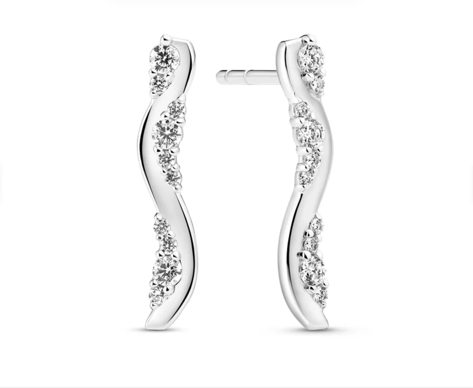 Oorbellen gemaakt van 925 sterling zilver met rhodiumcoating, met een gepolijst oppervlak en bezet met facetgeslepen witte zirkonia.

Afmetingen oorbellen: Lengte 19,5 mm.