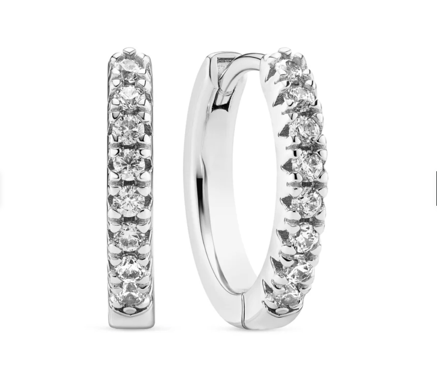 Oorbellen gemaakt van 925 sterling zilver met rhodiumlaag, gepolijst oppervlak en bezet met facetgeslepen witte zirkonia.

Afmetingen oorbellen: diameter 15 mm, breedte 2 mm, dikte 2 mm.