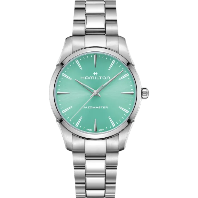 De Hamilton Jazzmaster Quartz H32461161 is een verfijnd horloge met een zilverkleurige roestvrijstalen kast en band, groene wijzerplaat met streepjesindex, en krasbestendig saffierglas. Het horloge is 40 mm groot en 7,8 mm dik. Draag het stijlvol bij zowel zakelijke als casual outfits. Zwitsers quartz uurwerk, hypoallergeen en waterbestendig tot 50 meter.