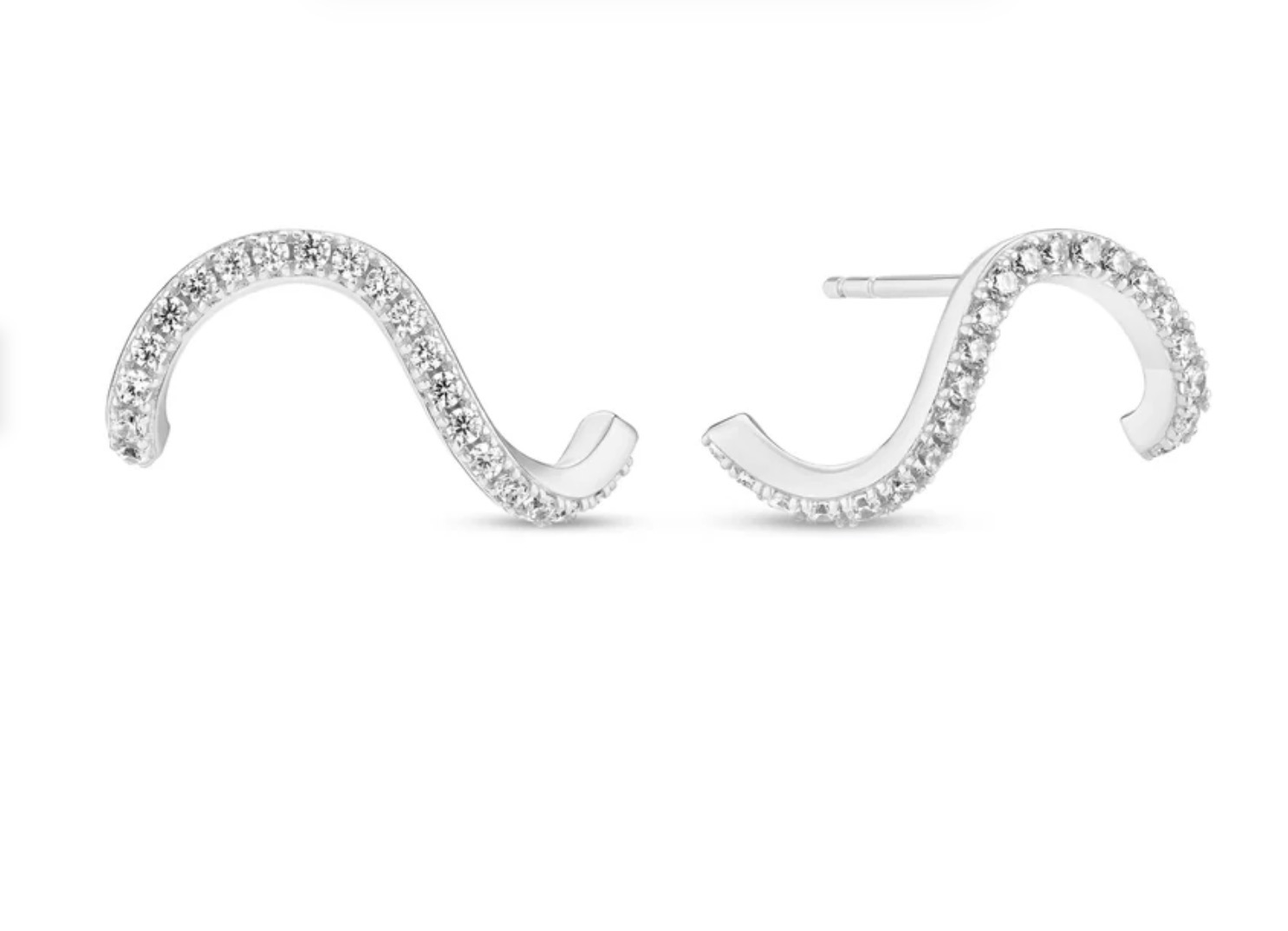 Oorbellen gemaakt van gerhodineerd 925 sterling zilver, met een gepolijst oppervlak en bezet met facetgeslepen witte zirkonia.

Afmetingen oorbellen: Lengte 22,5 mm.