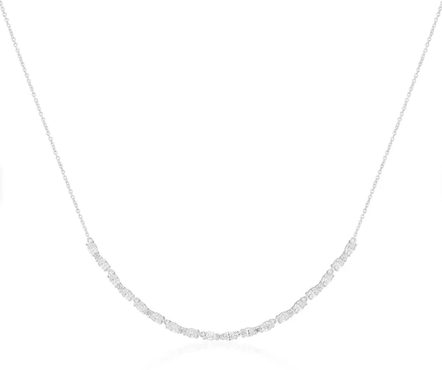 Halsketting van 925 sterling zilver met rhodiumlaag, gepolijst oppervlak en bezet met facetgeslepen witte zirkonia.

Afmetingen van de halsketting: Kettinglengte tot 45 cm - verstelbaar.