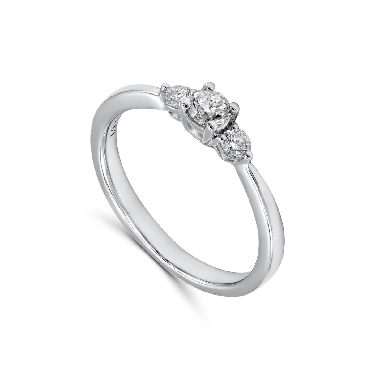 Een prachtige ring van Elegance in 18 karaat witgoud met centraal drie briljant geslepen diamanten 0.32ct.