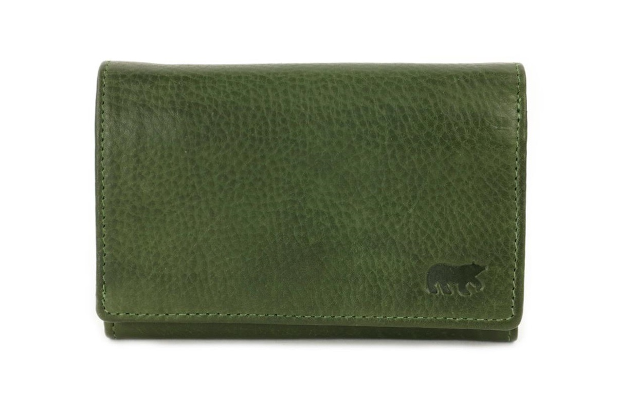 Deze BearDesign portemonnee is klein van formaat maar groot in zijn daden.
!2 vakken om kaartjes in op te bergen. I rits onder het klepje en een rits aan de achterzijde van de portemonnee om muntjes in op te bergen. 

Afmetingen:
Hoogte 10.5cm x breed 14cm x diep 2.5