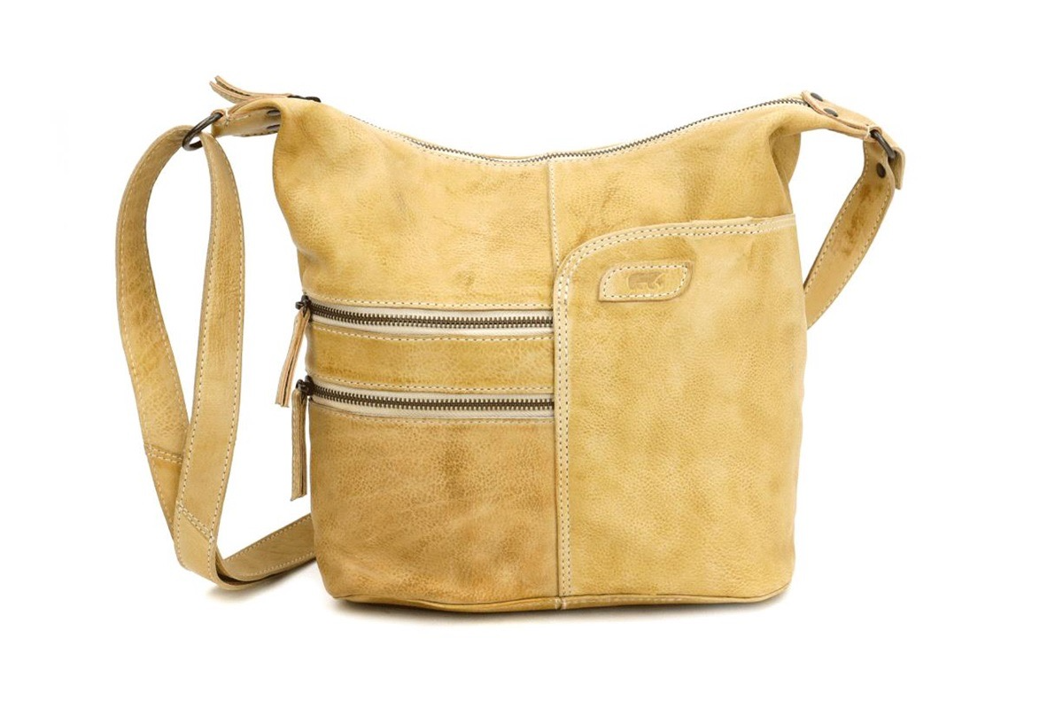 Soepel lederen tas met veel opberg mogelijkheden. Aan de voorzijde twee ritsen en een steekvak wel wordt afgesloten met een magneet.
Aan de achterzijde treft u ook een ritsvak aan.
Onder de hoofdrits bevindt zich een ritsvak en een steekvak voor uw telefoon.

Afmetingen:
Hoogte 29cm x breed 26cm x 22xm