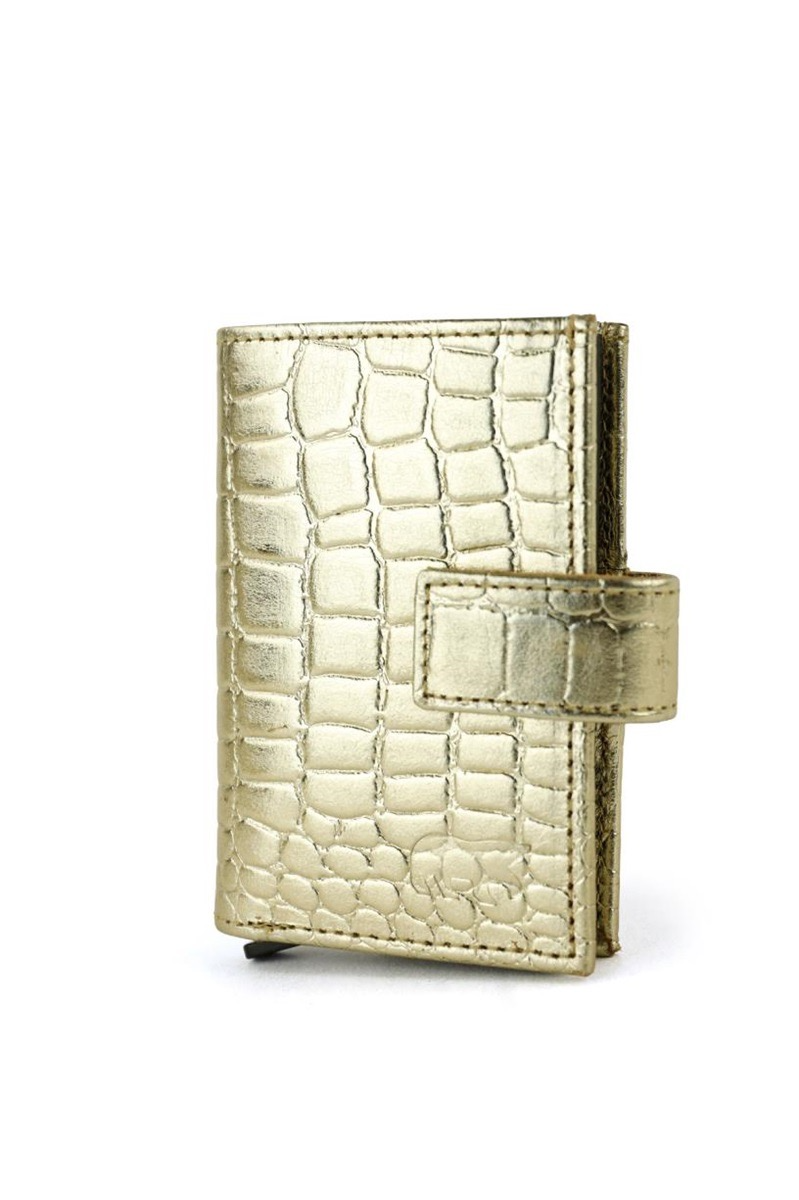 Bear Design Elsie Creditcard Etui  CHAMPAGNE Small Croco.   Compact, stijlvol en praktisch

De Bear Design Elsie creditcard etui CHAMPAGNE Small Croco is een stijlvol en functioneel accessoire, perfect voor iedereen die zijn pasjes en geld overzichtelijk wil opbergen. Deze leren creditcardhouder combineert een tijdloos design met praktisch gebruiksgemak, zodat je altijd al je belangrijke kaarten binnen handbereik hebt.

Dankzij het compacte formaat past de etui gemakkelijk in je handtas, jaszak of broekzak &ndash; ideaal voor dagelijks gebruik of op reis.

Kenmerken:

Merk: Bear Design

Model: Elsie &ndash; CP 6814 CHAMPAGNE Small Croco

Kleur: CHAMPAGNE Small Croco

Materiaal: Hoogwaardig leer

Afmetingen: Hoogte 10 cm x Breedte 7 cm x Diepte 1,5 cm

Indeling:

8 vakjes voor creditcards (8cc)

1 vak voor papiergeld

1 ritsvak voor muntgeld

Waarom kiezen voor de Bear Design Elsie etui?

Compact formaat met verrassend veel opbergruimte

Duurzaam en stijlvol leer met een natuurlijke uitstraling

Handig voor dagelijks gebruik of tijdens het reizen

Past bij elke outfit en tas dankzij de warme CHAMPAGNE Small Croco kleur

Met de Bear Design Elsie creditcard etui kies je voor een combinatie van elegantie, kwaliteit en gebruiksgemak.