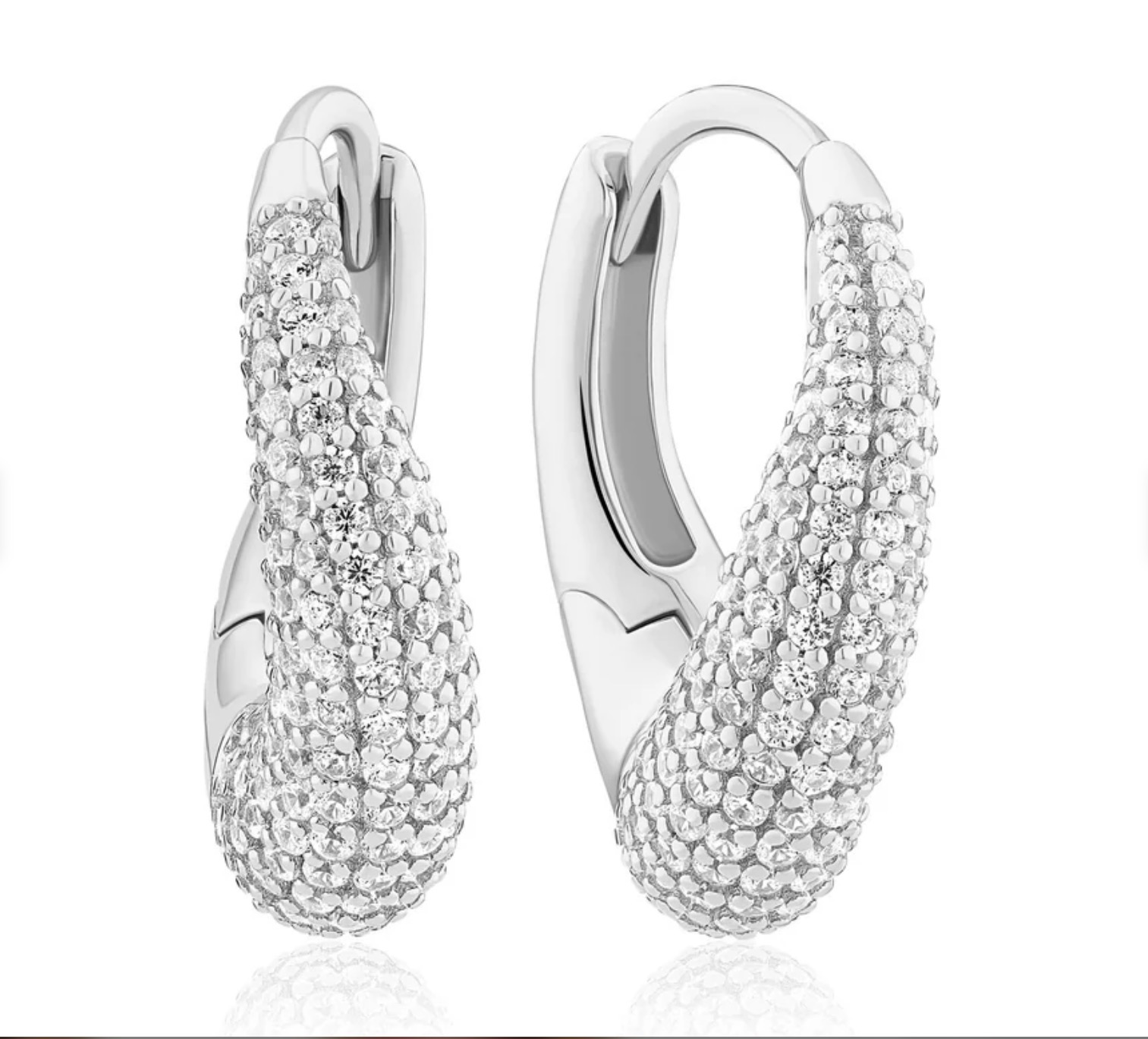 Oorbellen gemaakt van 925 sterling zilver met rhodiumlaag, gepolijst oppervlak en bezet met facetgeslepen witte zirkonia.

Afmetingen oorbellen: Lengte 18 mm, Breedte 7,7 mm.