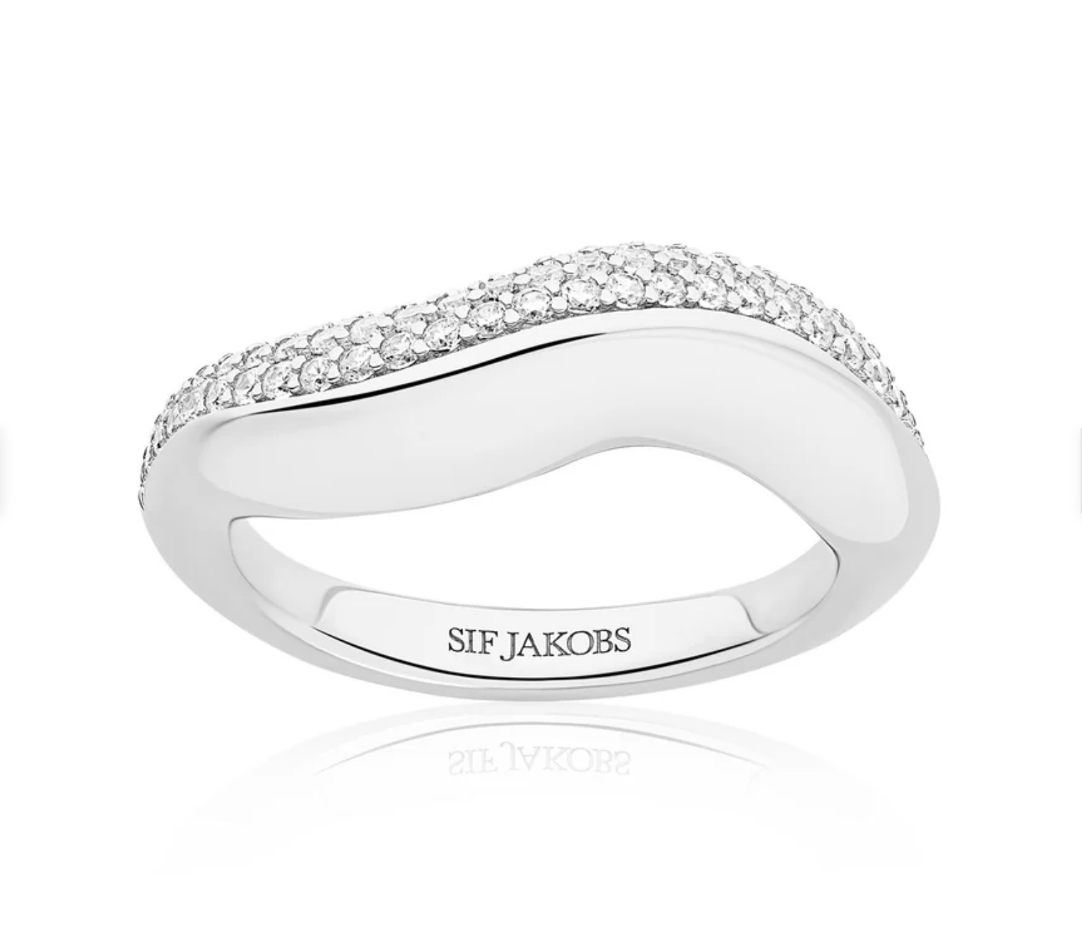 Ring gemaakt van 925 sterling zilver met rhodiumlaag, gepolijst oppervlak en bezet met facetgeslepen witte zirkonia.

Afmetingen ring: breedte 8 mm, dikte 2 mm.
